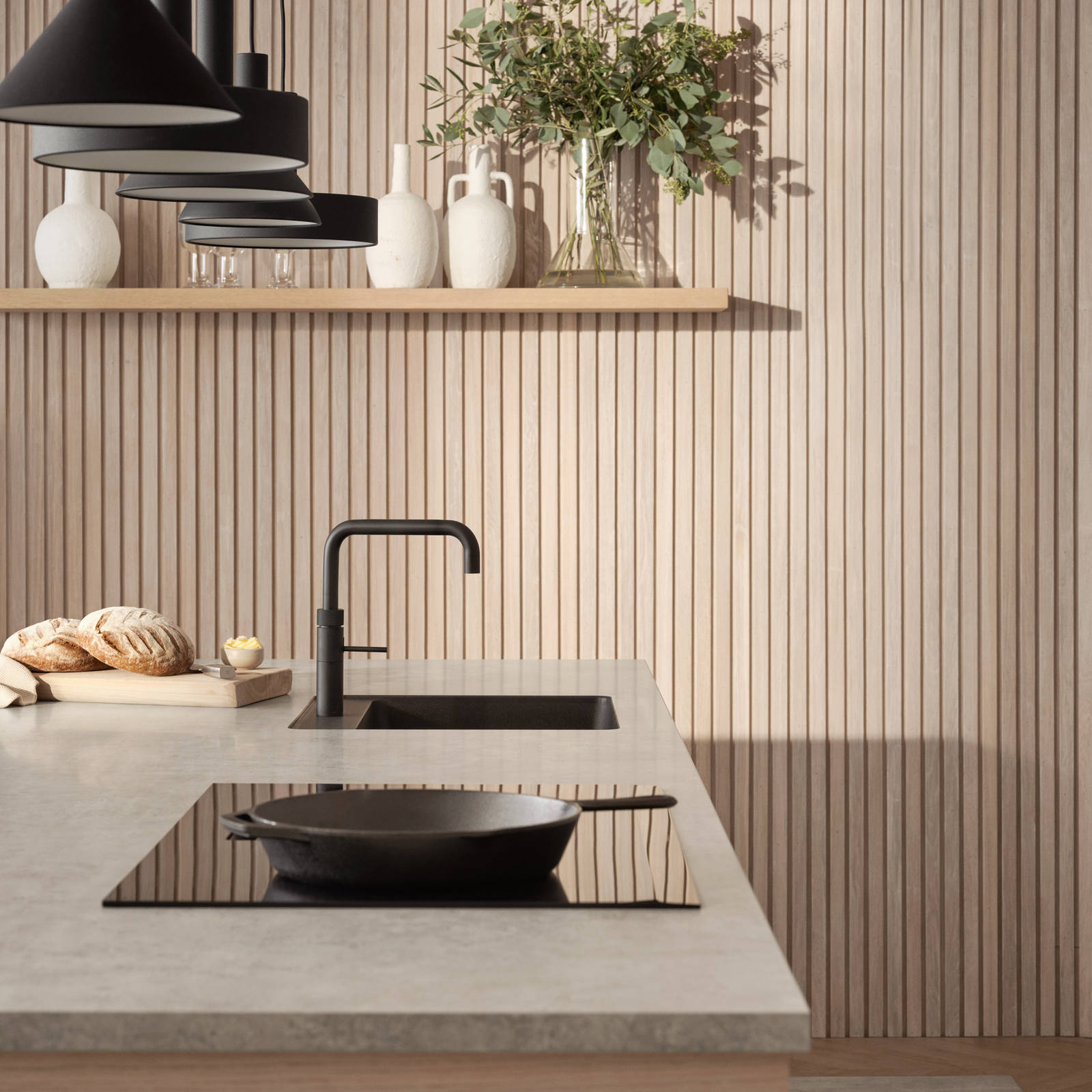 Kjøkkenmodellen Eikeli representerer en lun og nordisk eiketrend. Med sine malte lamellfronter i heltre eik, byr modellen på referanser til både kulinarisk bistro og urbane kafémiljøer.  Eikeli fåes kun som underskap.