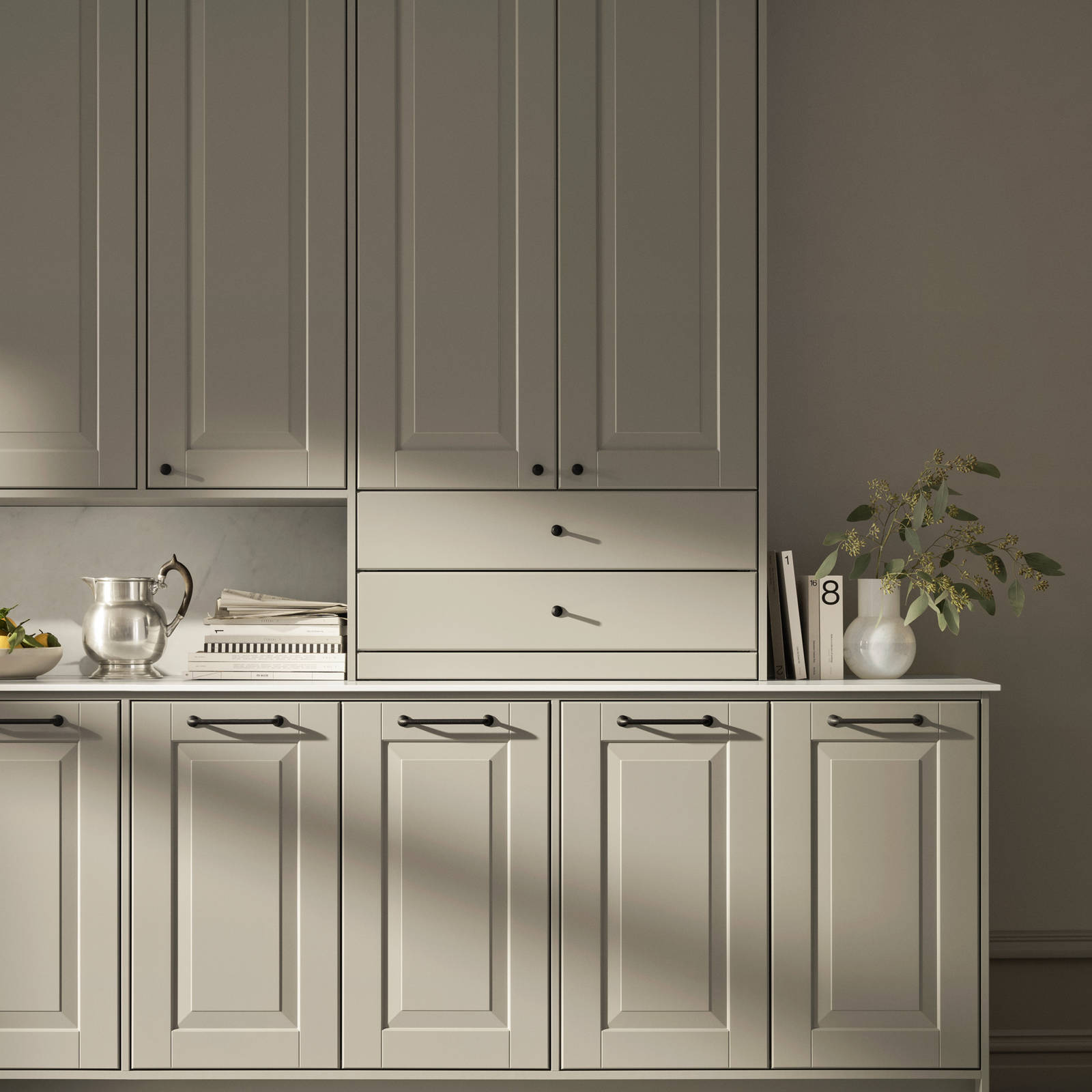 Eksklusivt tradisjonskjøkken med herskapelig preg. Klassiske speilfronter med fylling og markerte profilspor som gir dybdevirkning og skyggespill. Herregaard leveres med fronter i MDF eller eik.