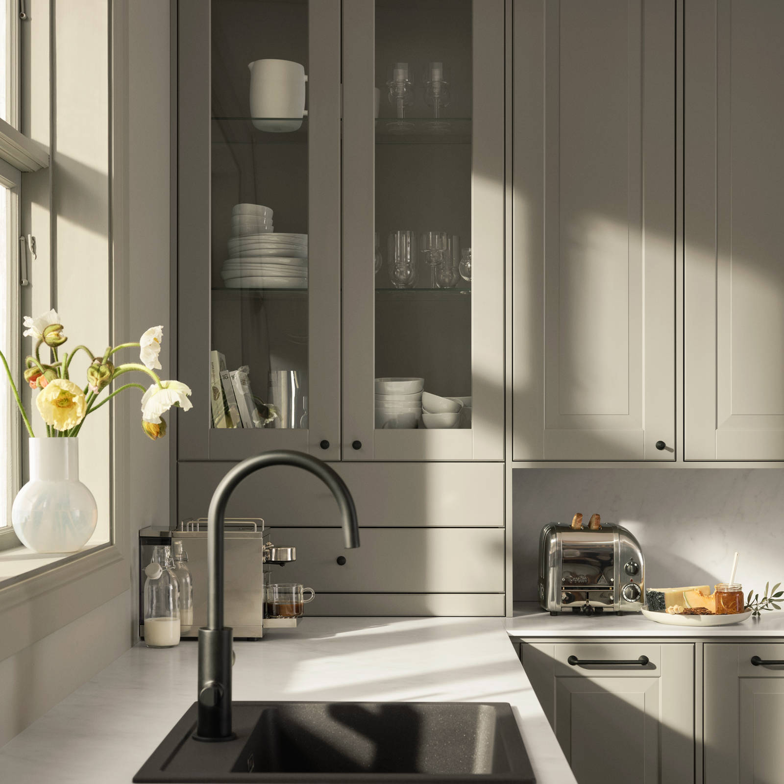 Eksklusivt tradisjonskjøkken med herskapelig preg. Klassiske speilfronter med fylling og markerte profilspor som gir dybdevirkning og skyggespill. Herregaard leveres med fronter i MDF eller eik.