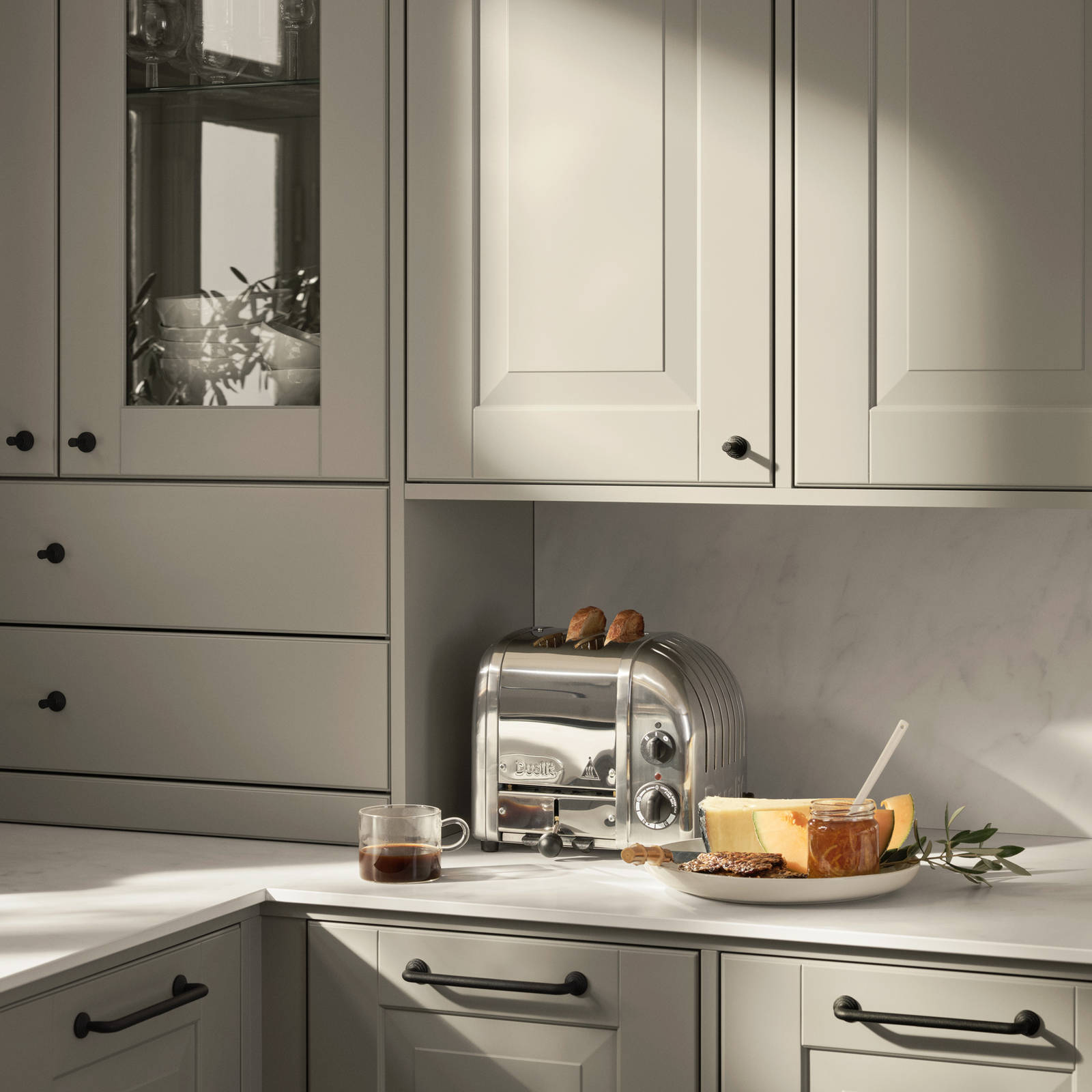 Eksklusivt tradisjonskjøkken med herskapelig preg. Klassiske speilfronter med fylling og markerte profilspor som gir dybdevirkning og skyggespill. Herregaard leveres med fronter i MDF eller eik.