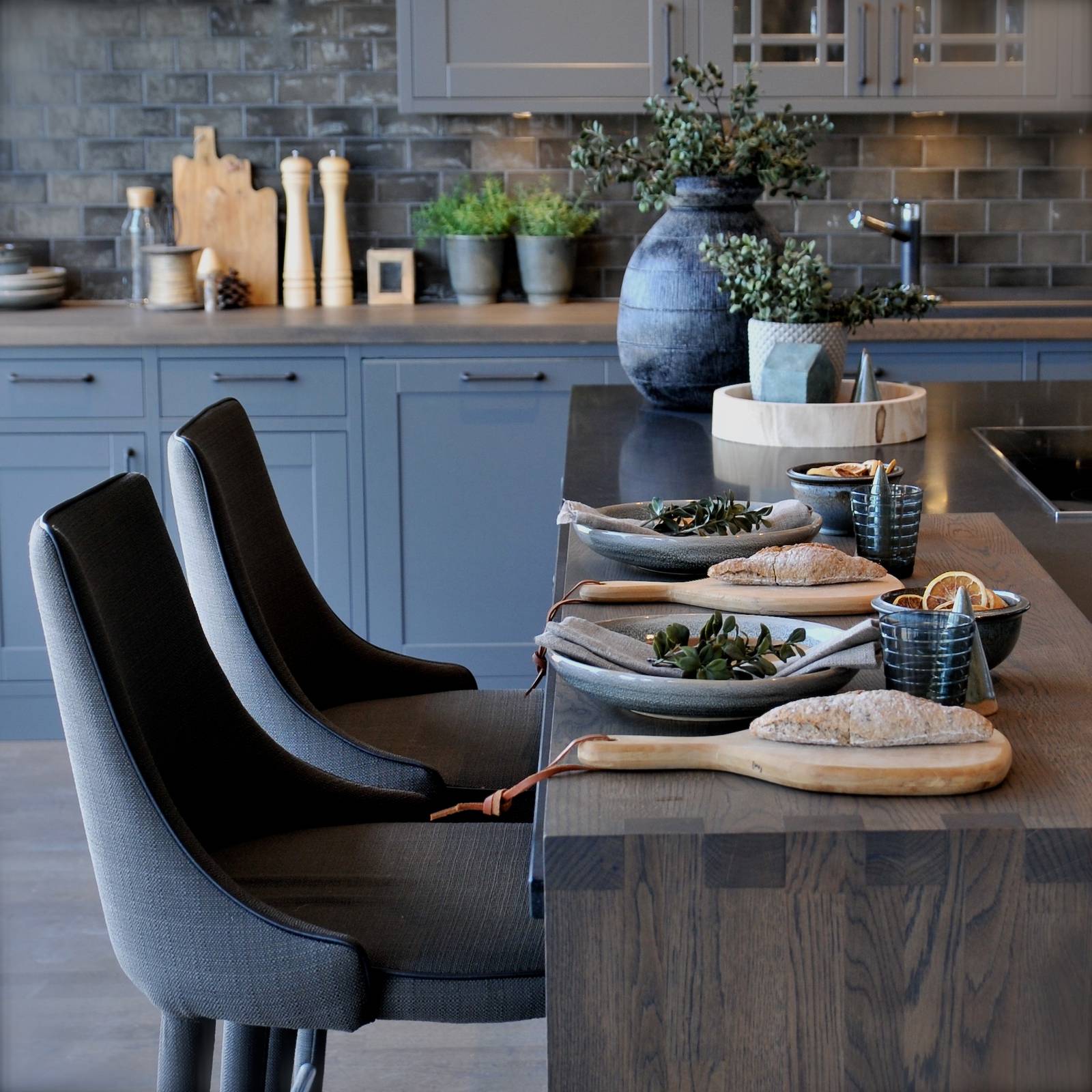 Sigdals Inframekonsept, med dører og skuffer som ligger innrammet, gir innredningen et flott, plassbygd preg. Scala kan fås med innramming i foliert MDF i samme farge.