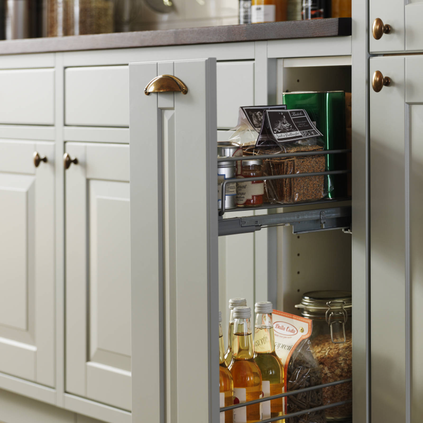 Sigdals Inframekonsept, med dører og skuffer som ligger innrammet, gir innredningen et flott, plassbygd preg. Her får du den rette Herregaardsfølelsen. Suppler gjerne med taggelister, nostalgihyller, vitriner med kryss-sprosser og fremtrukket sokkel.