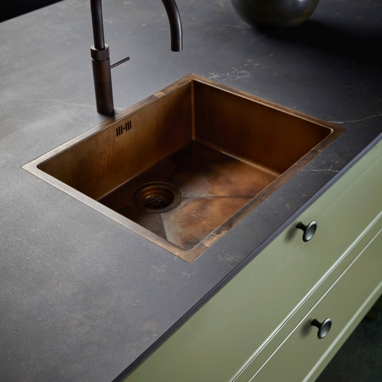 Northern Shaker Olivengrøn vask armatur og bordplade