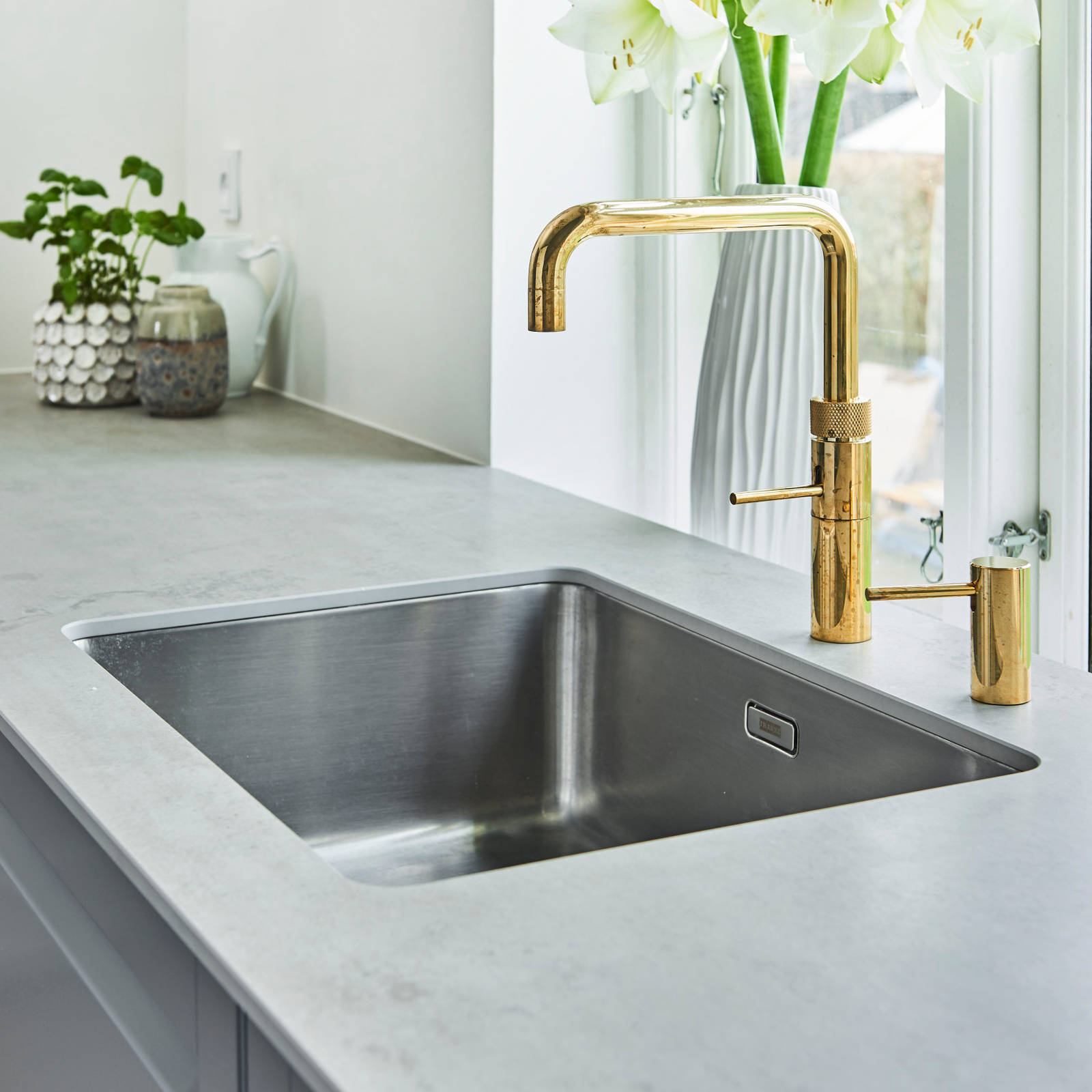 Nordic køkken grå vask messing armatur quooker