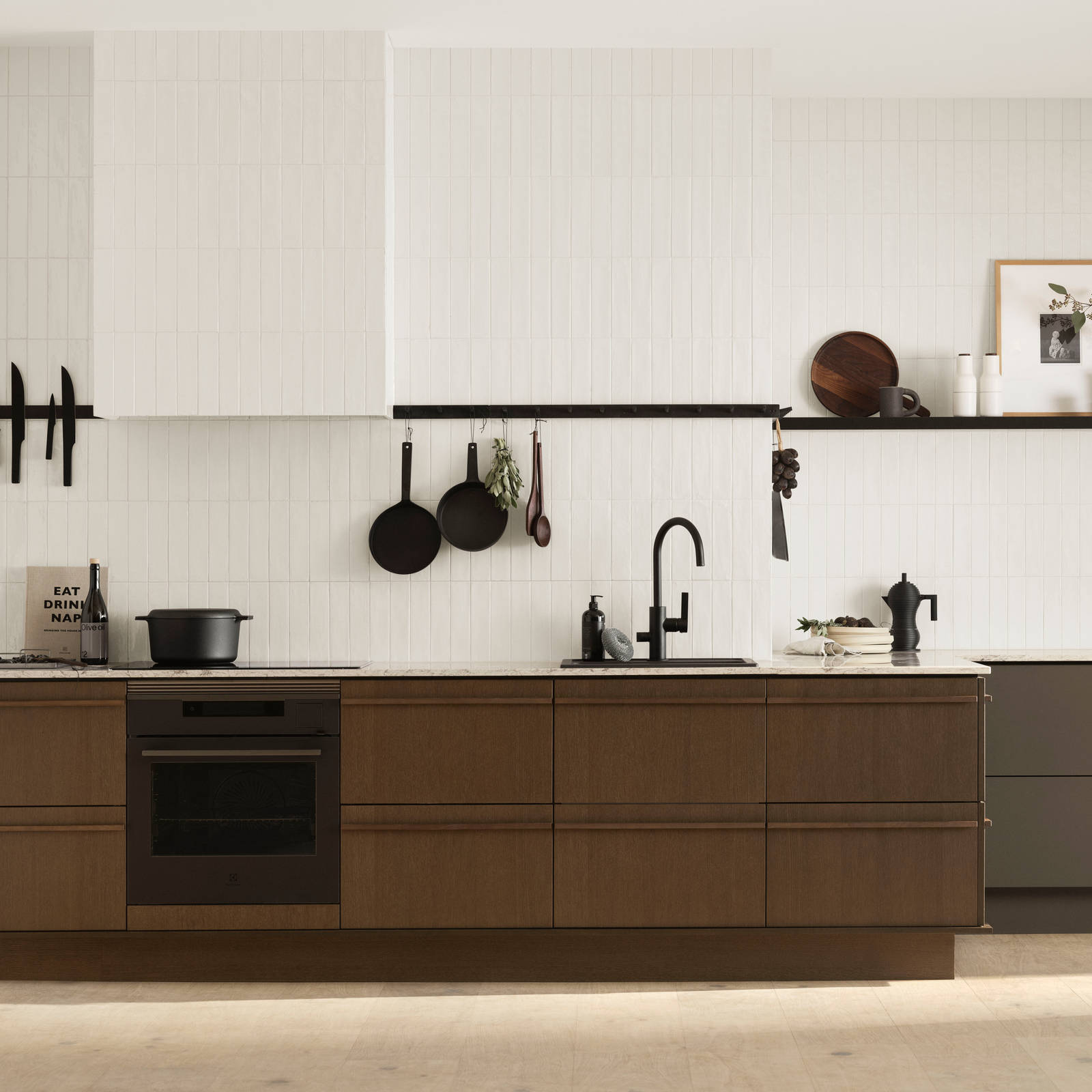 Marbodal Signatur Ekbacken i brunbets kombinerad med färgen bark. Färgkollektion Jordnära möter trä