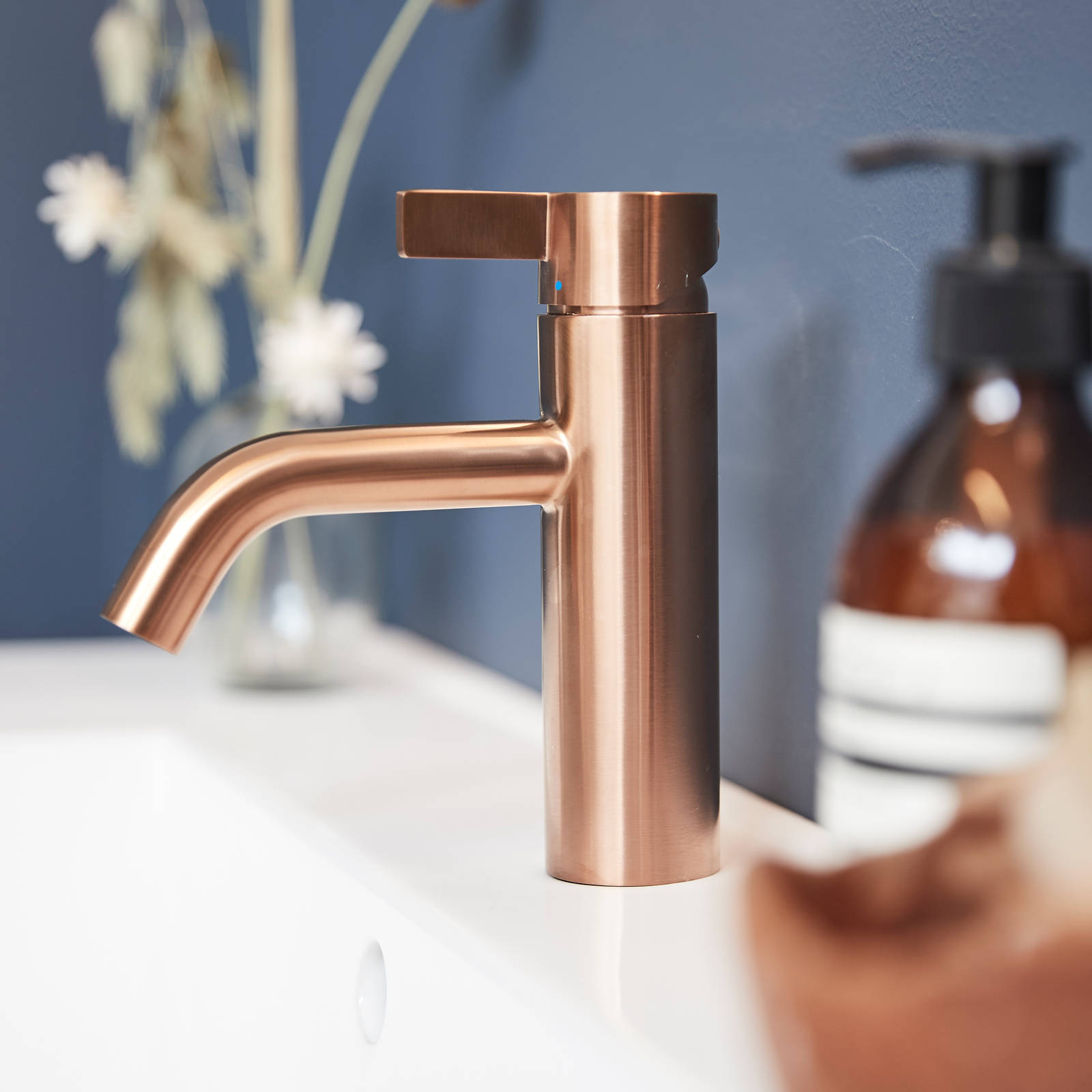 Cassøe badeværelse spejl bruser armatur børstet kobber