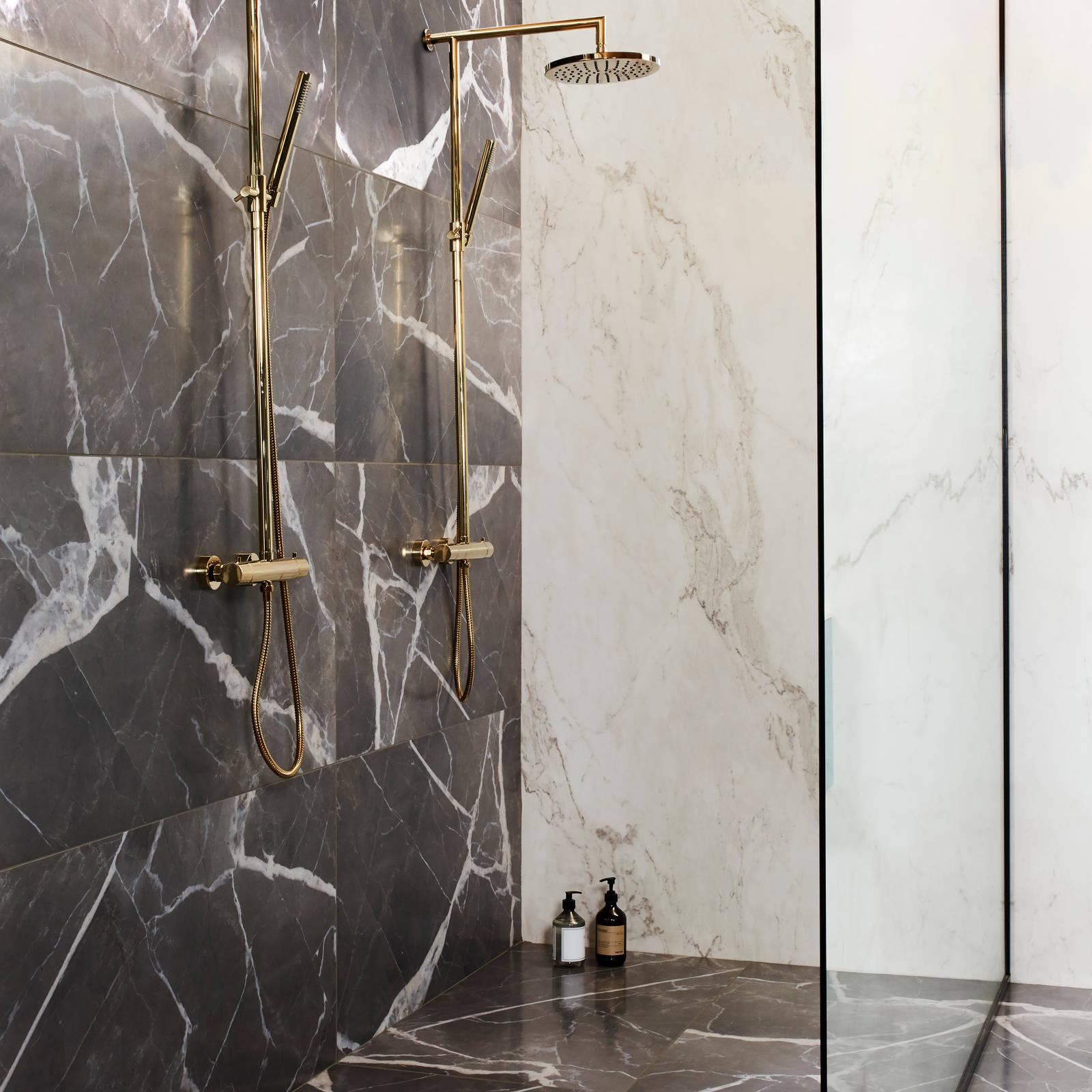 Cassøe badeværelse spejl bruser armatur messing