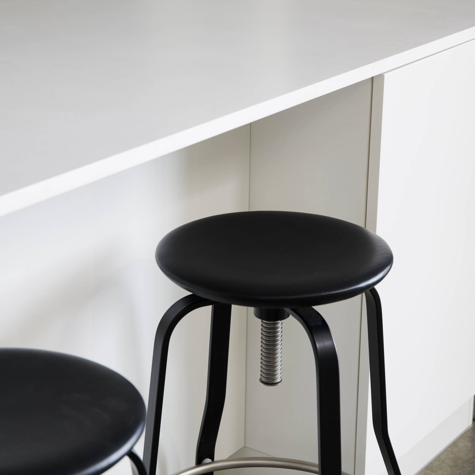 Hvid bordplade køkkenø med sort barstoler