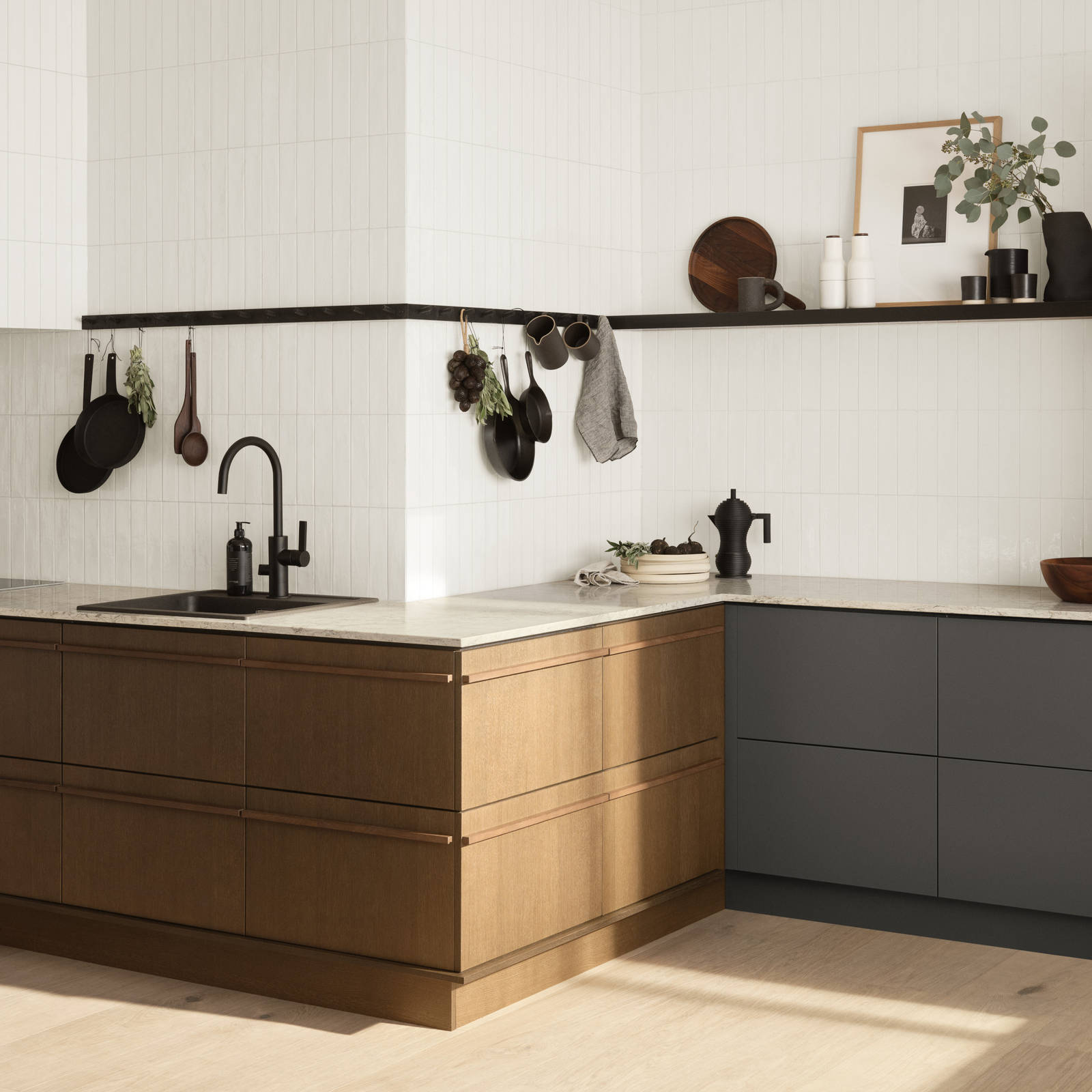 Marbodal kök Ekbacken slät brunbets  - Arkitekt plus kökslucka i kulören Åska. Trä möter färg.