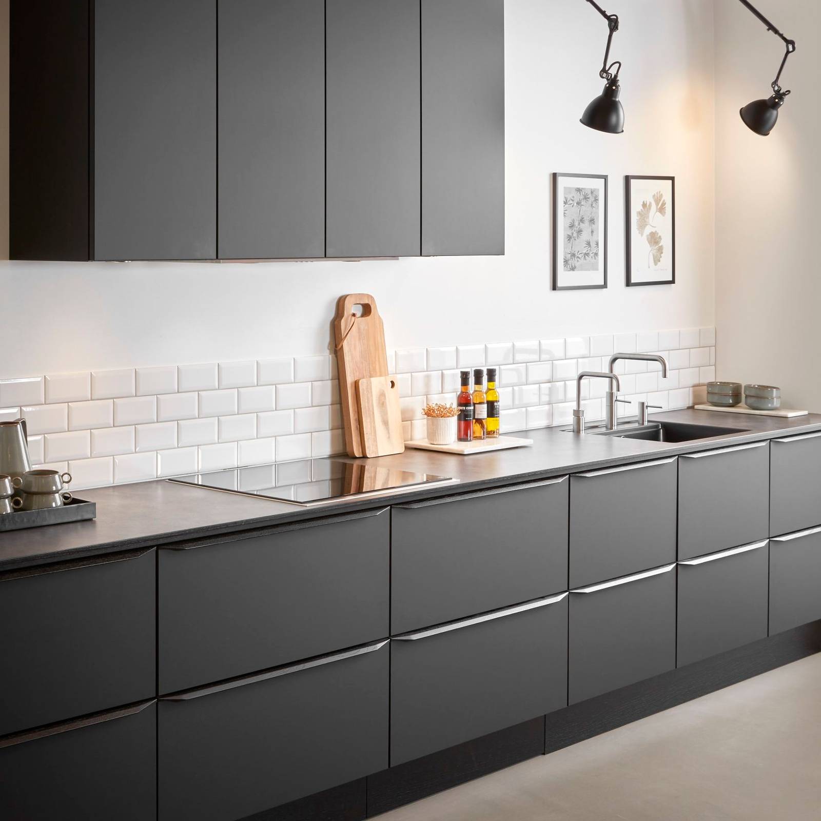 Køkken Comet Granit fra INVITA med slidstærk og rengøringsvenlig laminat på fronten og massive egetræskanter.