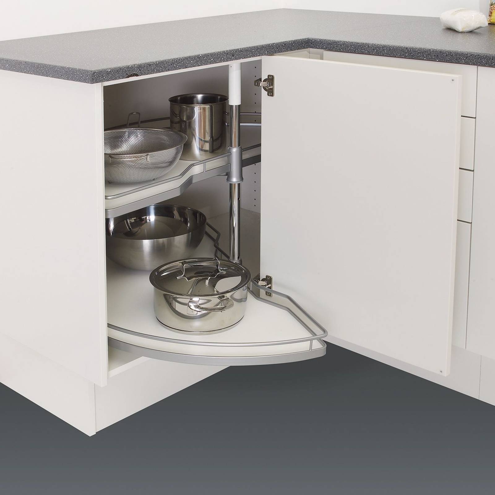 Rett hjørnebenk, Arena Classic halvkarusell, med tett bunn og reling.