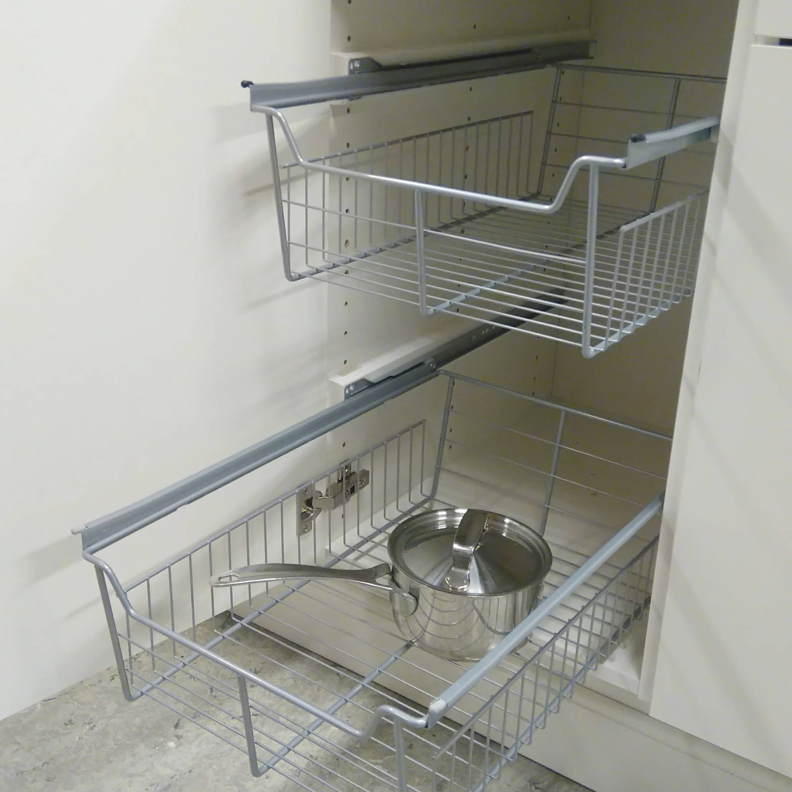 Uttrekkbare kurver, på rulleskinner. Tilgjengelig i bredde 40, 50 og 60 cm og høyde 9,5, 15 og 26 cm.