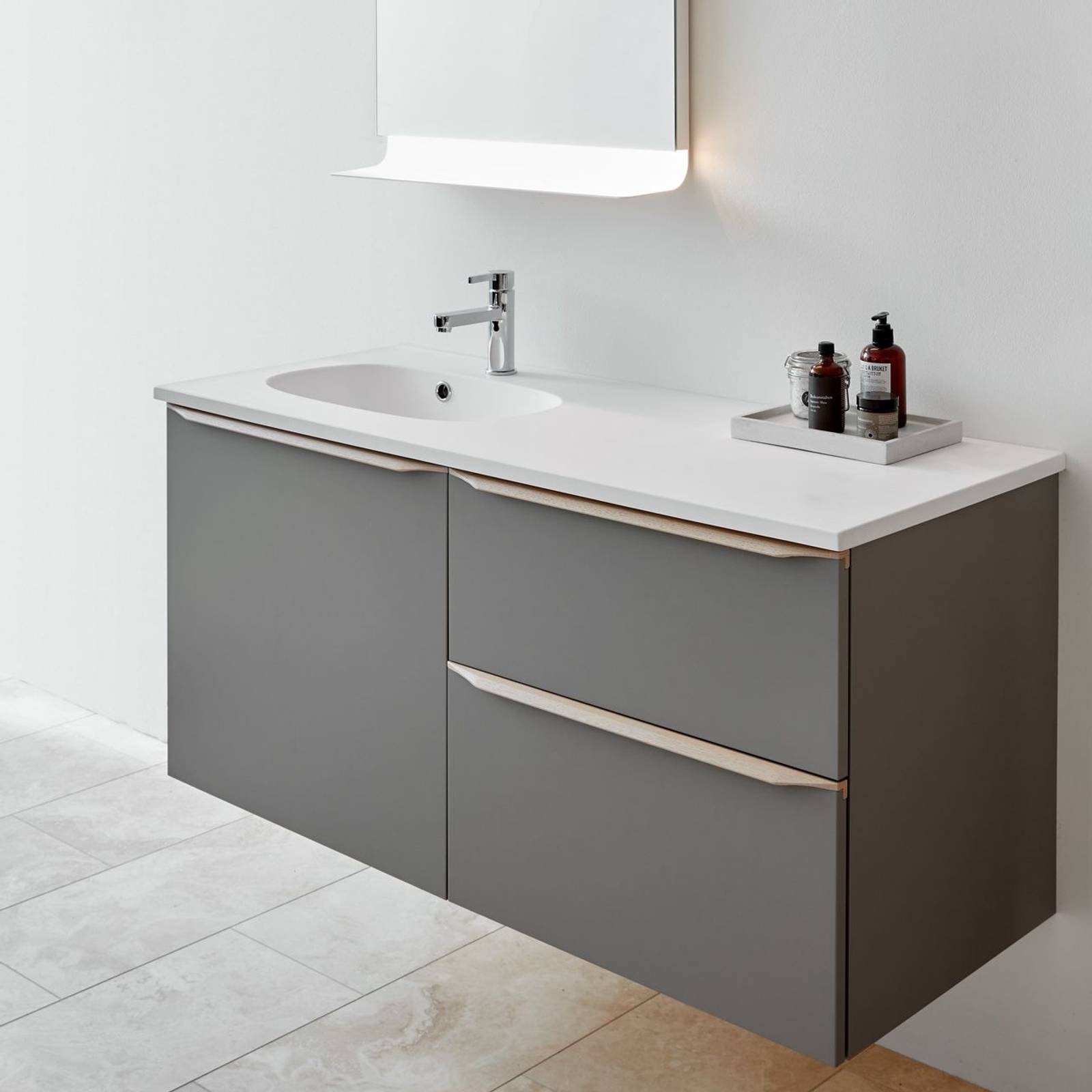 Luksuriøs grå badeværelsesmøbel Everline fra INVITA med massive trægreb