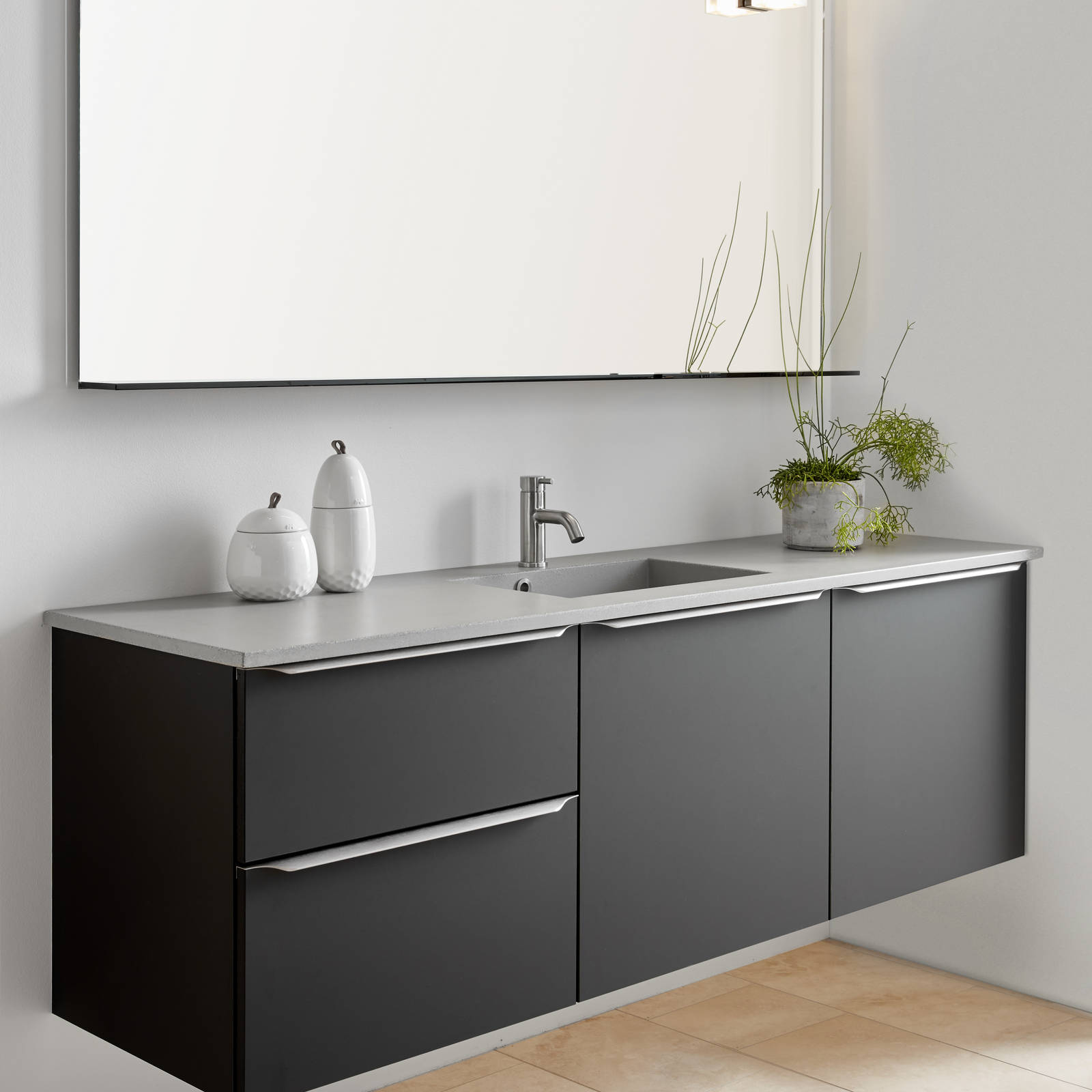 Minimalistisk badeværelse Newline fra INVITA med diskrete dansk design greber som tilføjer et elegant udtryck