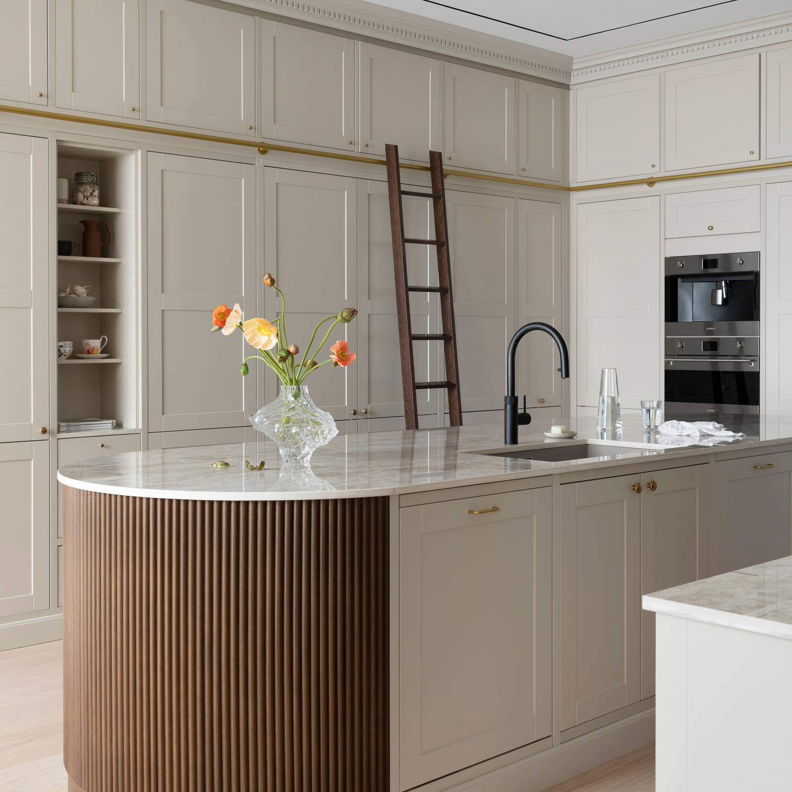 Vår vakre Scala Inframe modell i fargen soothing beige på Lindhjem gård. 
Stylist: Maria Hove Vestre @mariahovevestre.
Fotograf: Anne Bråtveit @annemeranda_photo
Studio: @05oslo.