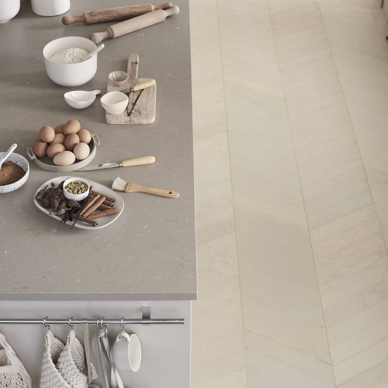 Ingredienser til baking står på kjøkkenøya i det moderne beige Line kjøkkenet fra Sigdal med glatte dører i fargen Korn