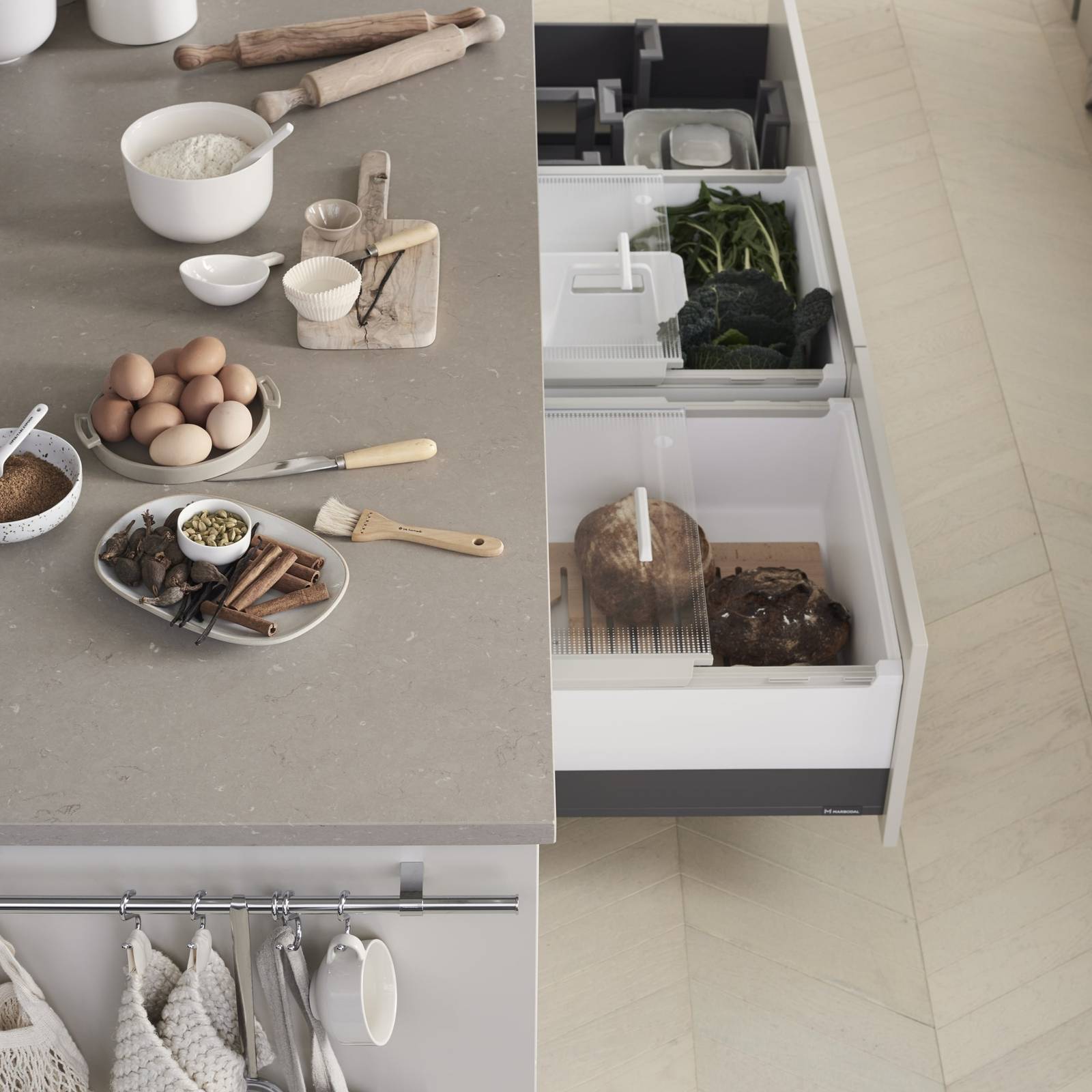 Åpne skuffer i kjøkkenøya Line Korn