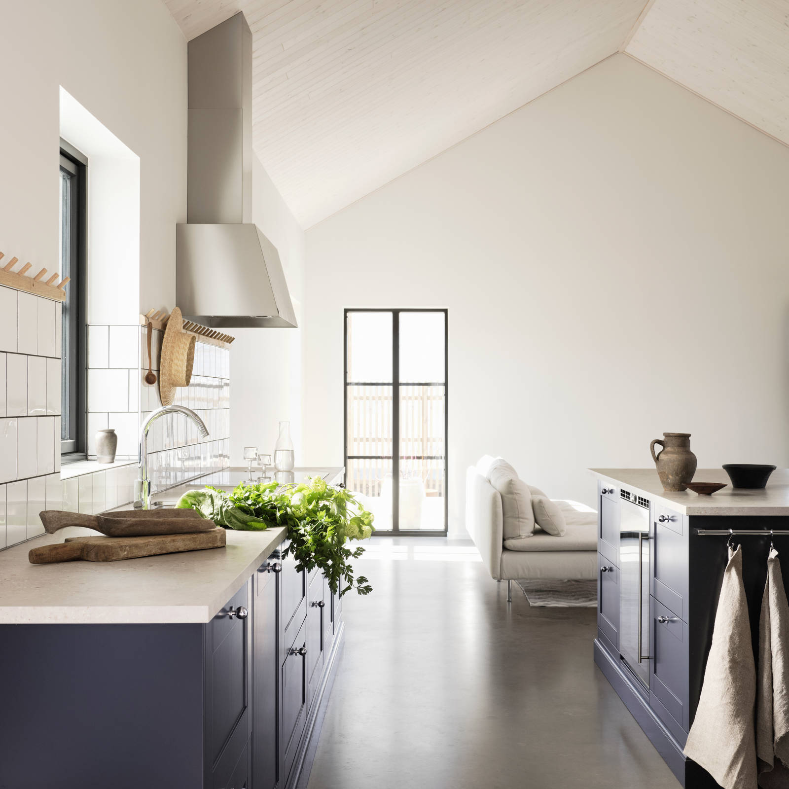 Blått kök i lantlig västkuststil Form Hav från Marbodal med bänkskiva Laminat Delaware Stone