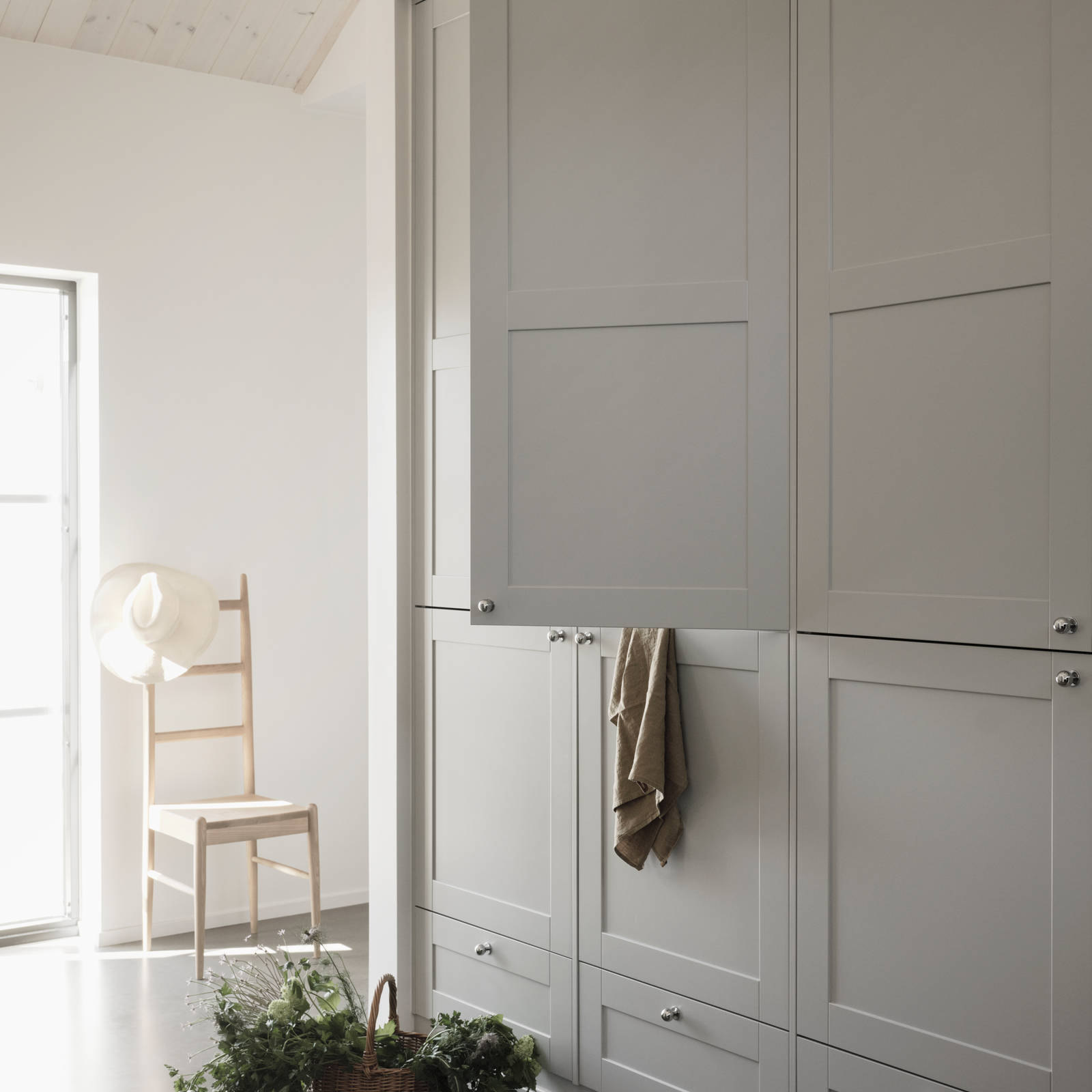 Grå skåp i lantlig västkuststil Form Moln från Marbodal