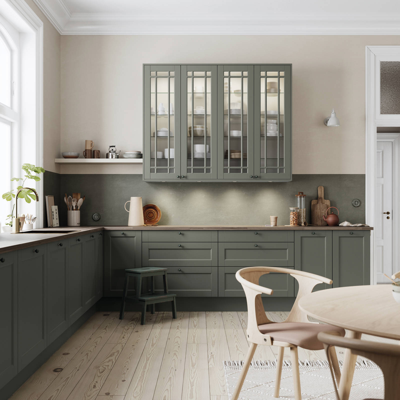 Grønn kjøkken med speilfronter, benkeplate i tre og sorte knotter, vitrinedører med sprosser