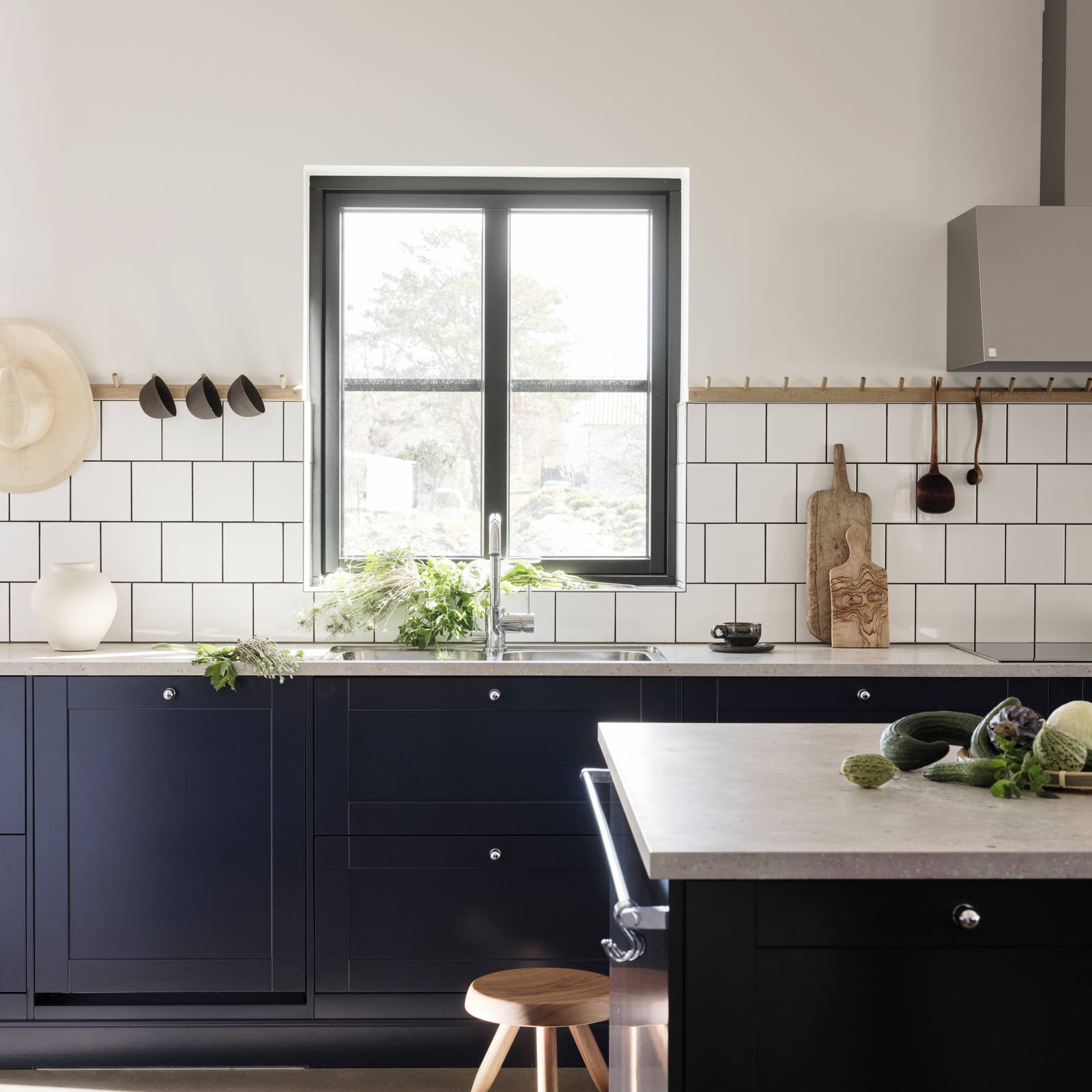 Vår landlige og vakre kjøkkenmodell Scala malt i fargen hav.