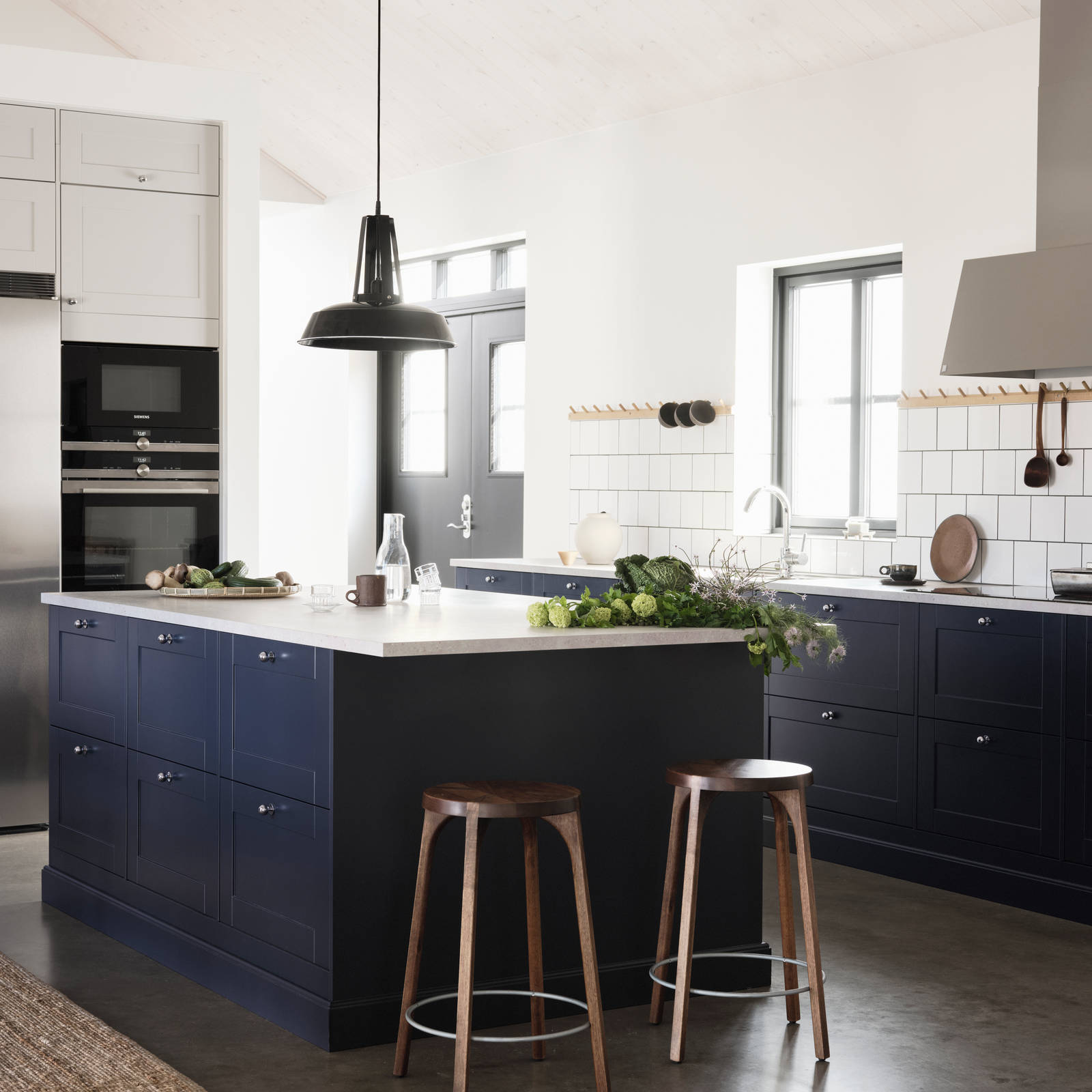 Vår landlige og vakre kjøkkenmodell Scala malt i fargen hav.