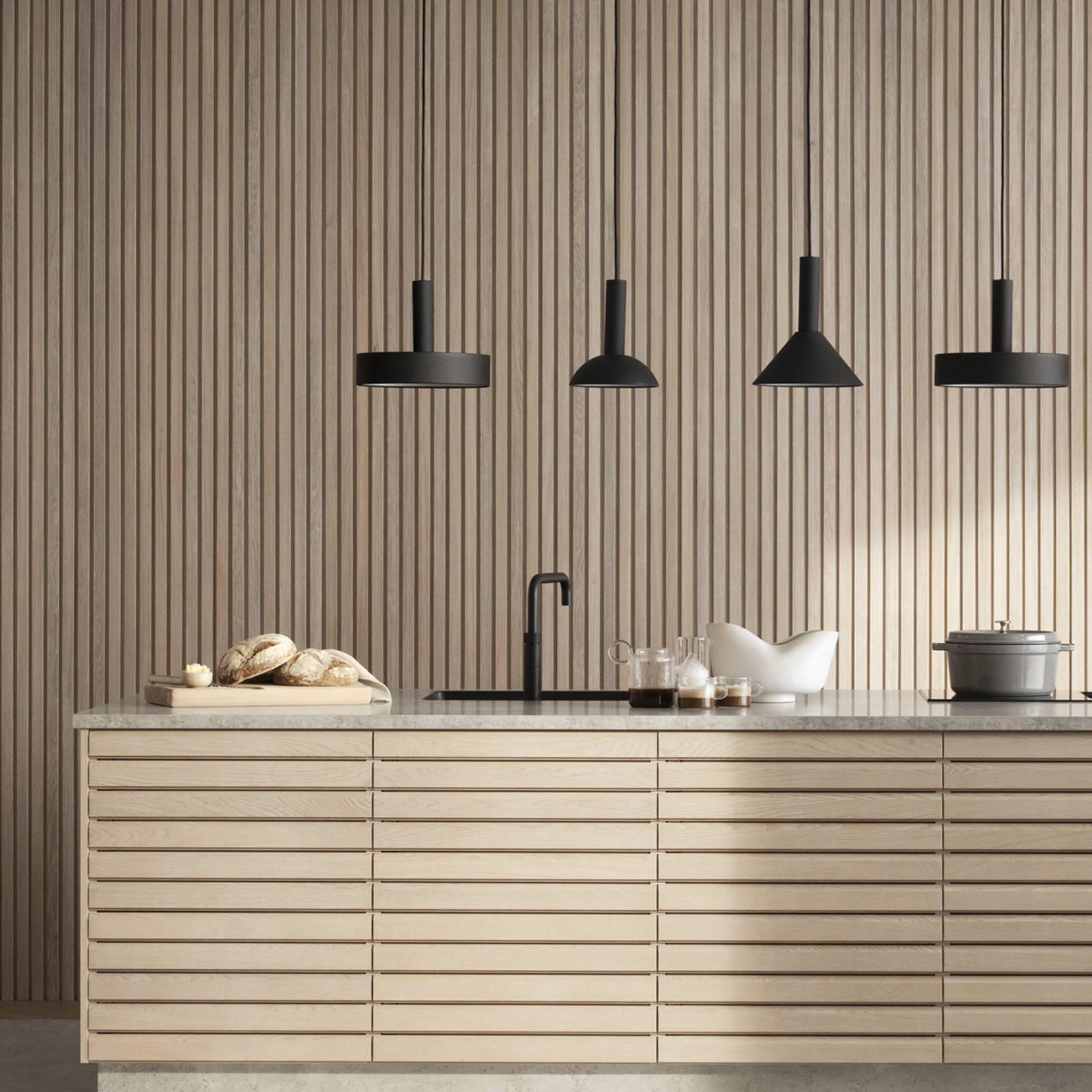 Kjøkkenmodellen Eikeli representerer en lun og nordisk eiketrend. Med sine malte lamellfronter i heltre eik, byr modellen på referanser til både kulinarisk bistro og urbane kafémiljøer.  Eikeli fåes kun som underskap.