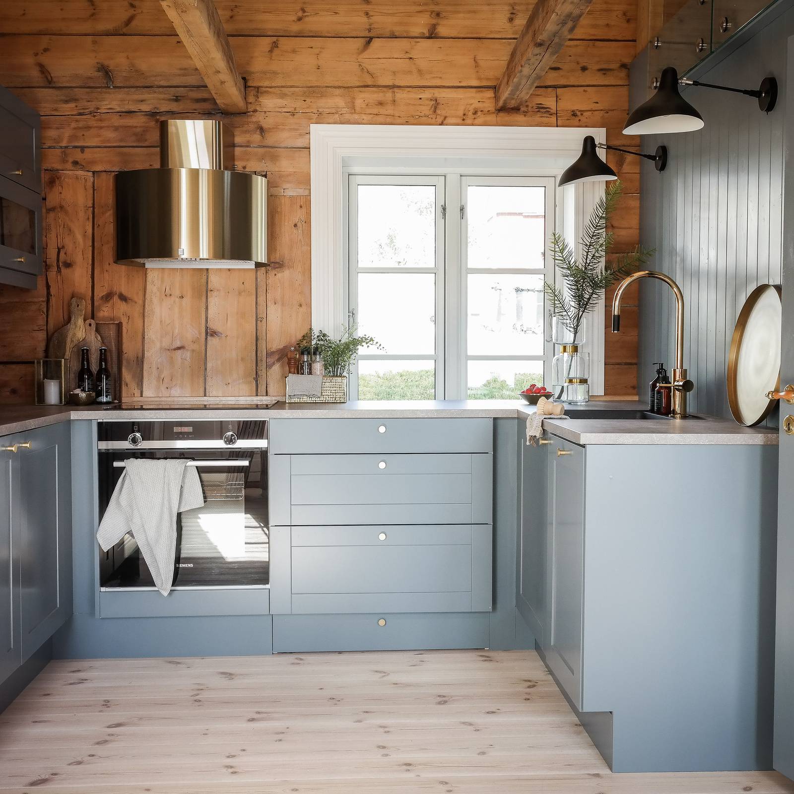 Vakkert hyttekjøkken i fargen blåis levert av Studio Sigdal Molde.