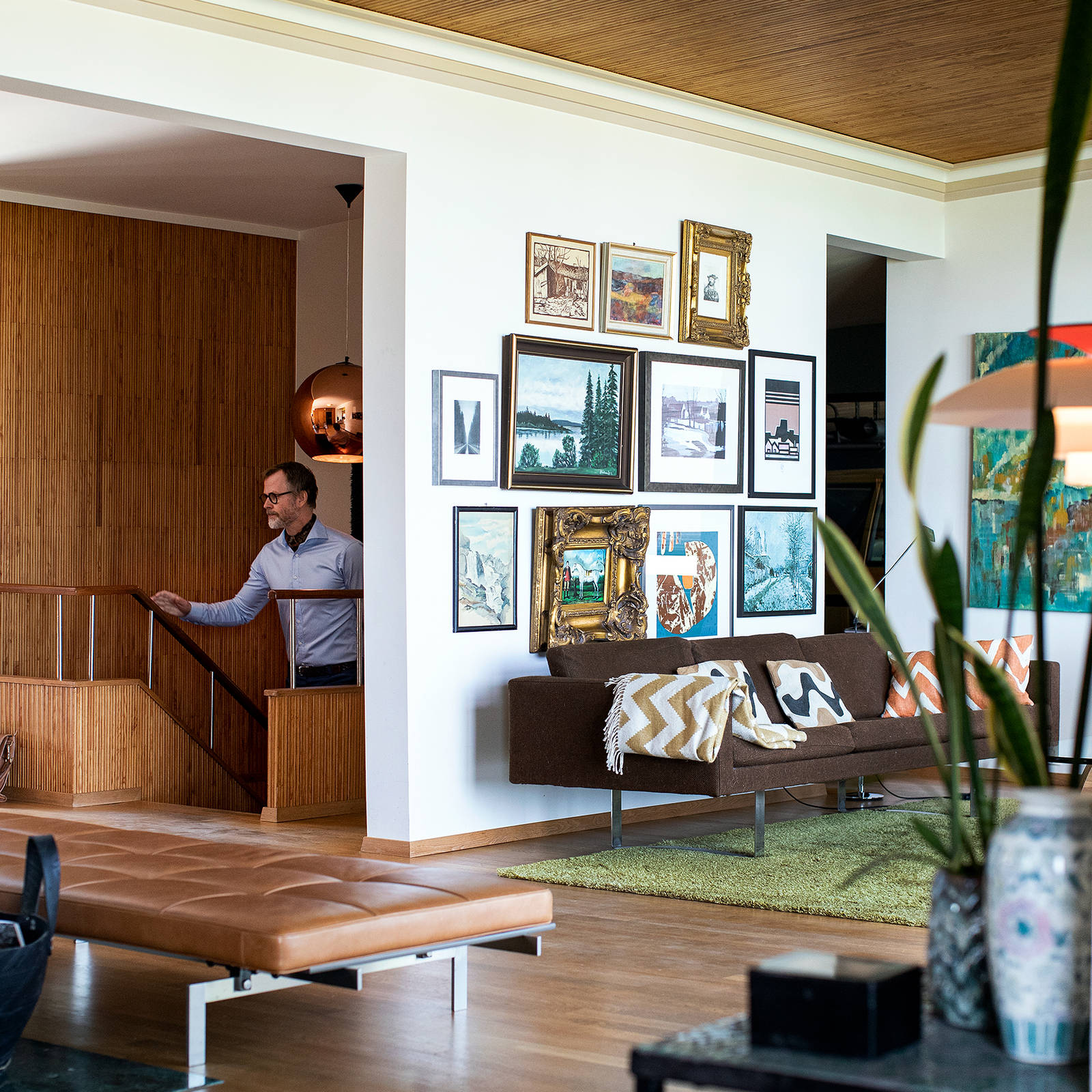 Från entrén leder den ursprungliga trappan från 1956 ner till husets privata del med sovrum och badrum