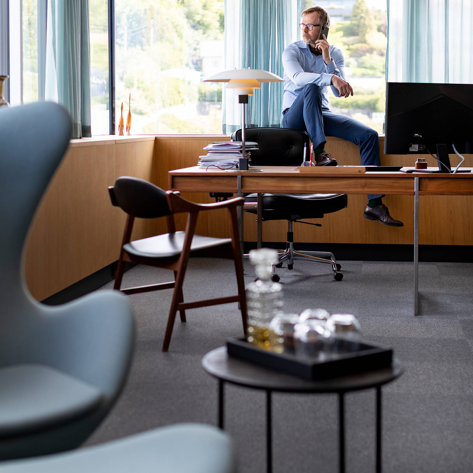 Haakon Laastad på hjørnekontoret blant designperler