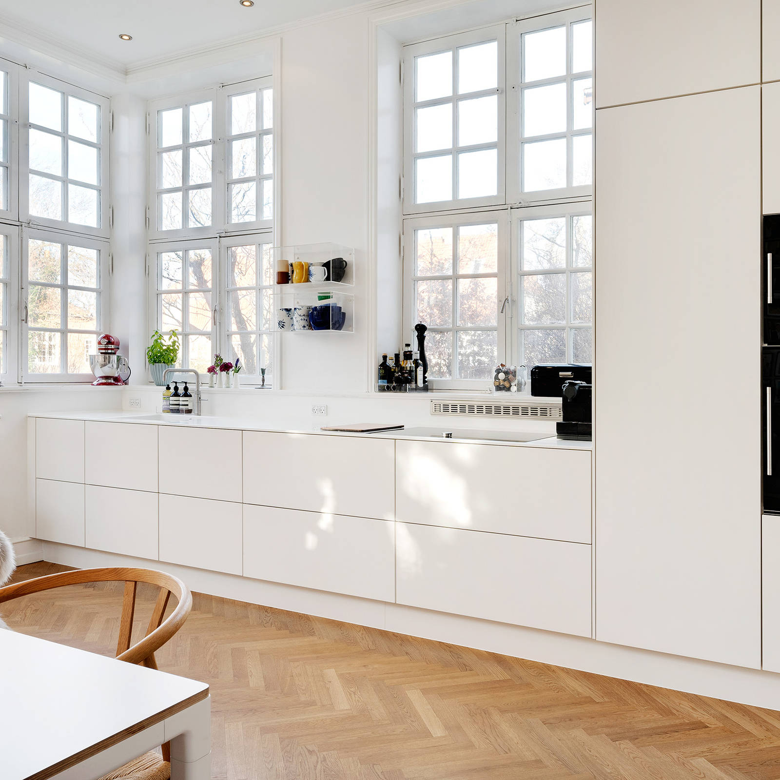 Utrymmet i det högt i tak utnyttjas med 240 cm höga skåp