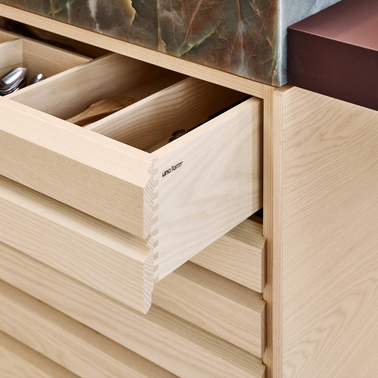 Eksklusiv, nordisk minimalisme i lyst asketræ