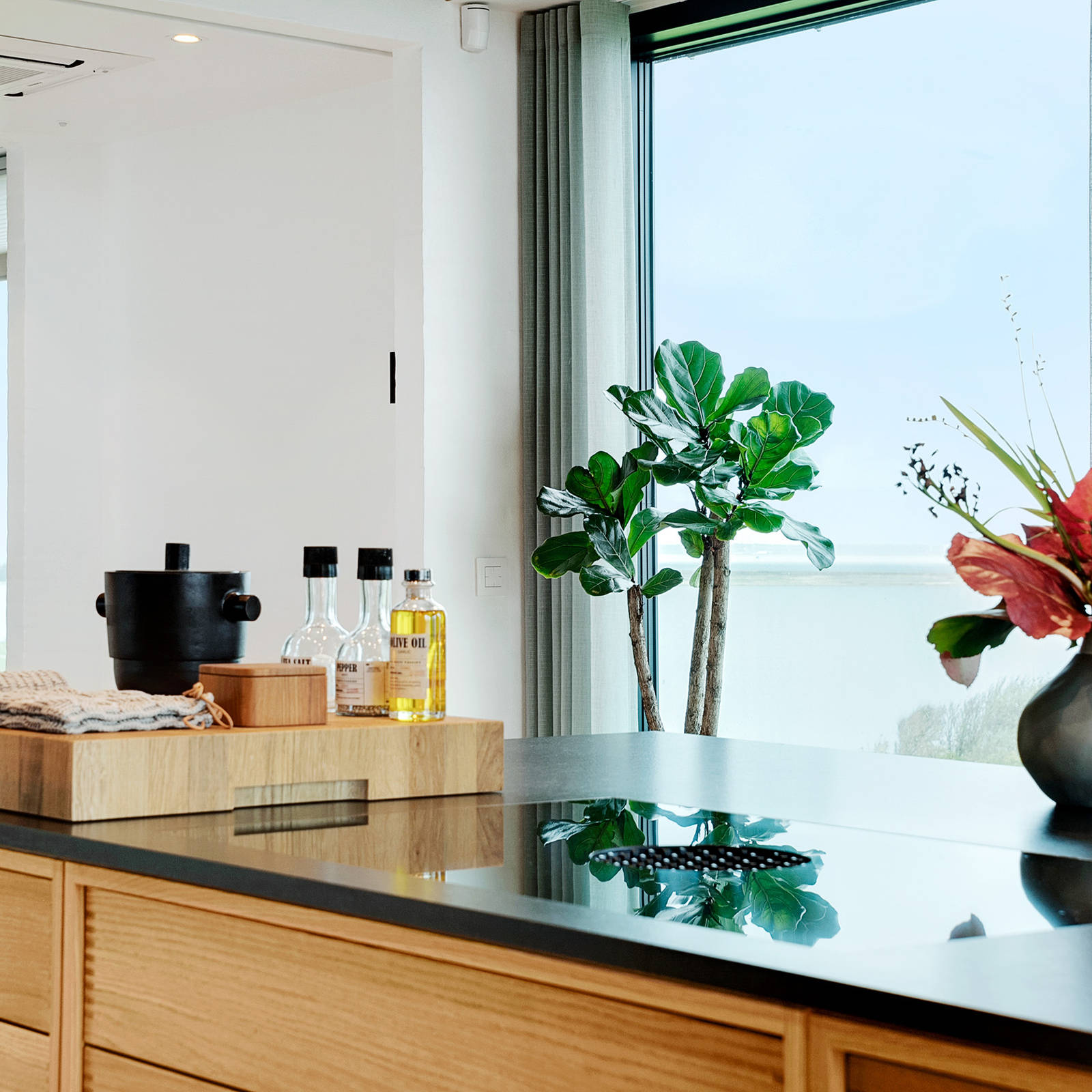 From the oak kitchen island there is a view of the Limfjord when cooking