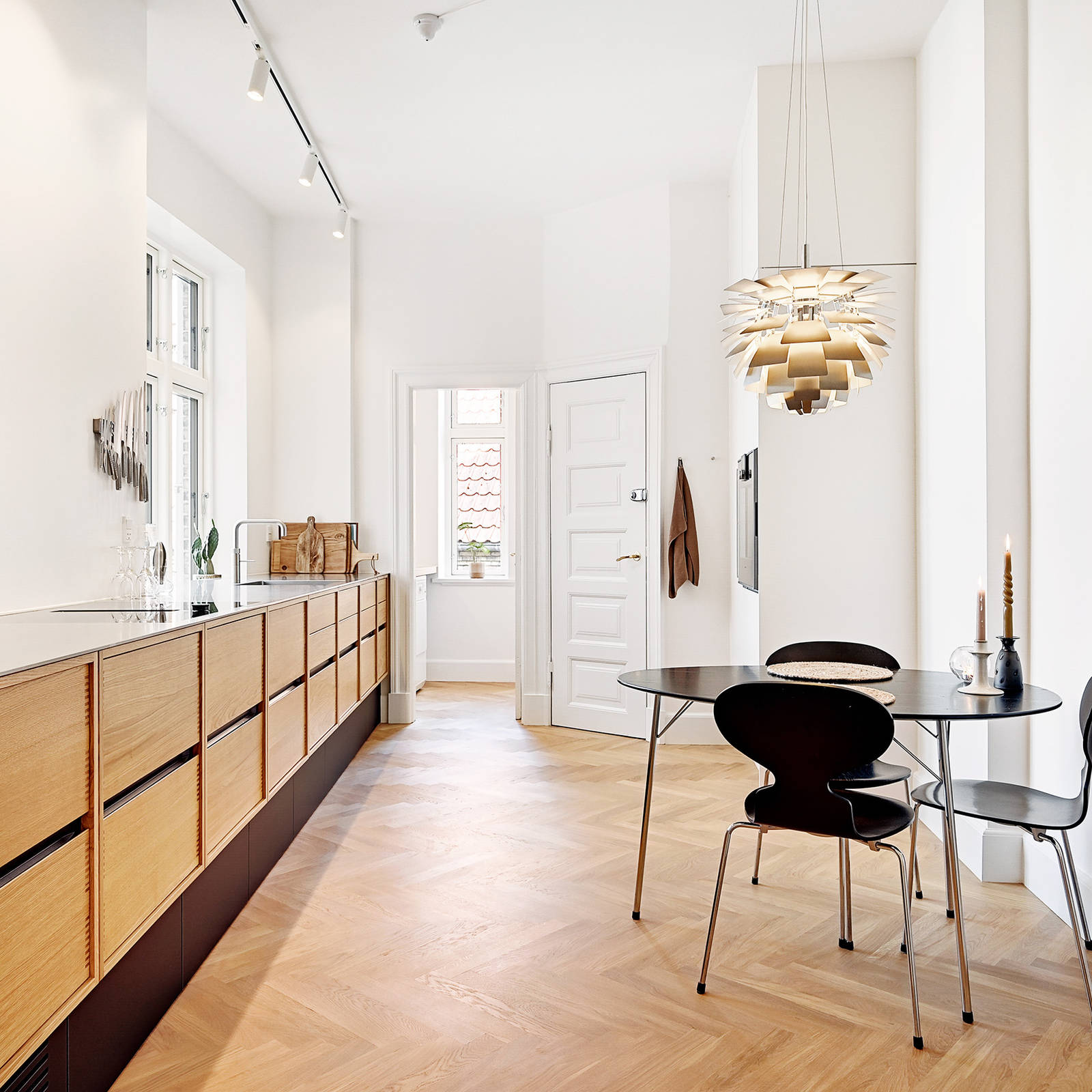 Spisekøkken i renoveret herskabslejlighed