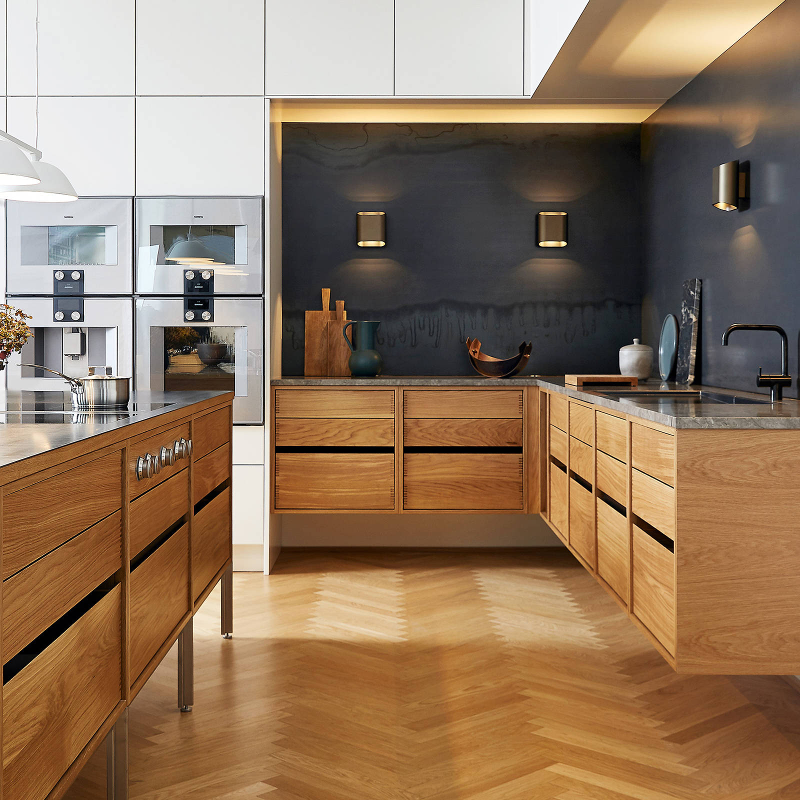 Copenhagen kjøkken med benramme i børstet rustfritt stål kombinert med vegghengte elementer