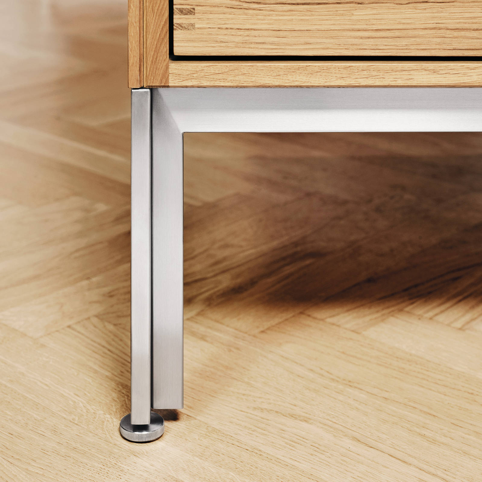 Copenhagen-kolleksjonen i eik med ben i børstet rustfritt stål