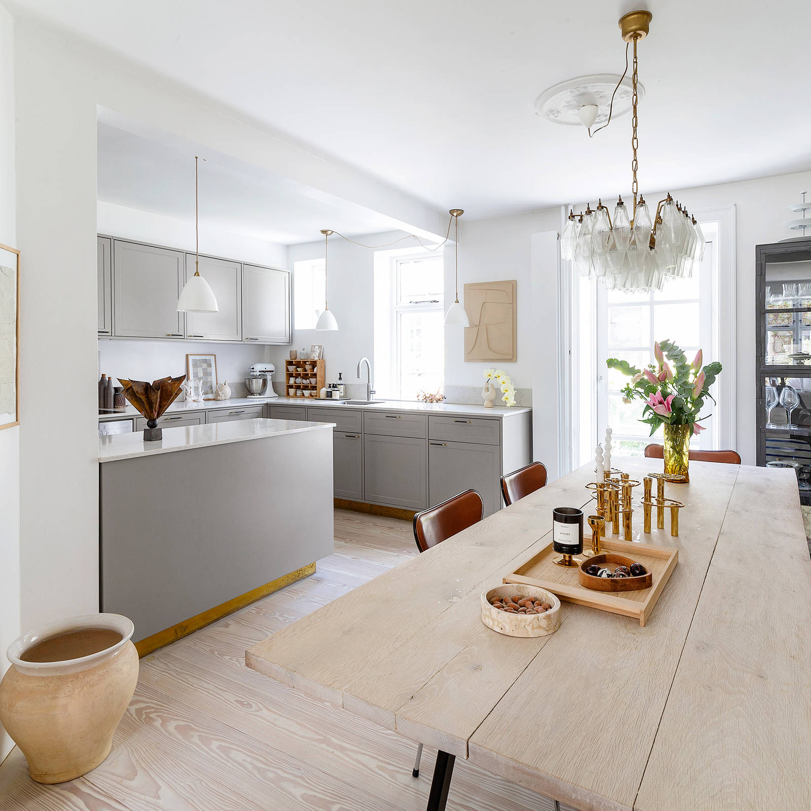 Køkken-alrum med Shaker køkken fra uno form, spisebord og vitrineskab i jern.