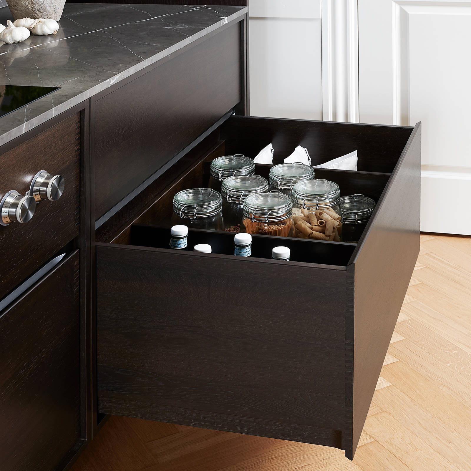 Behov er individuelle. Det gælder også, når det kommer til skuffer. Derfor kan du i et køkken fra Copenhagen kollektionen få skuffer med flytbare inddelere.