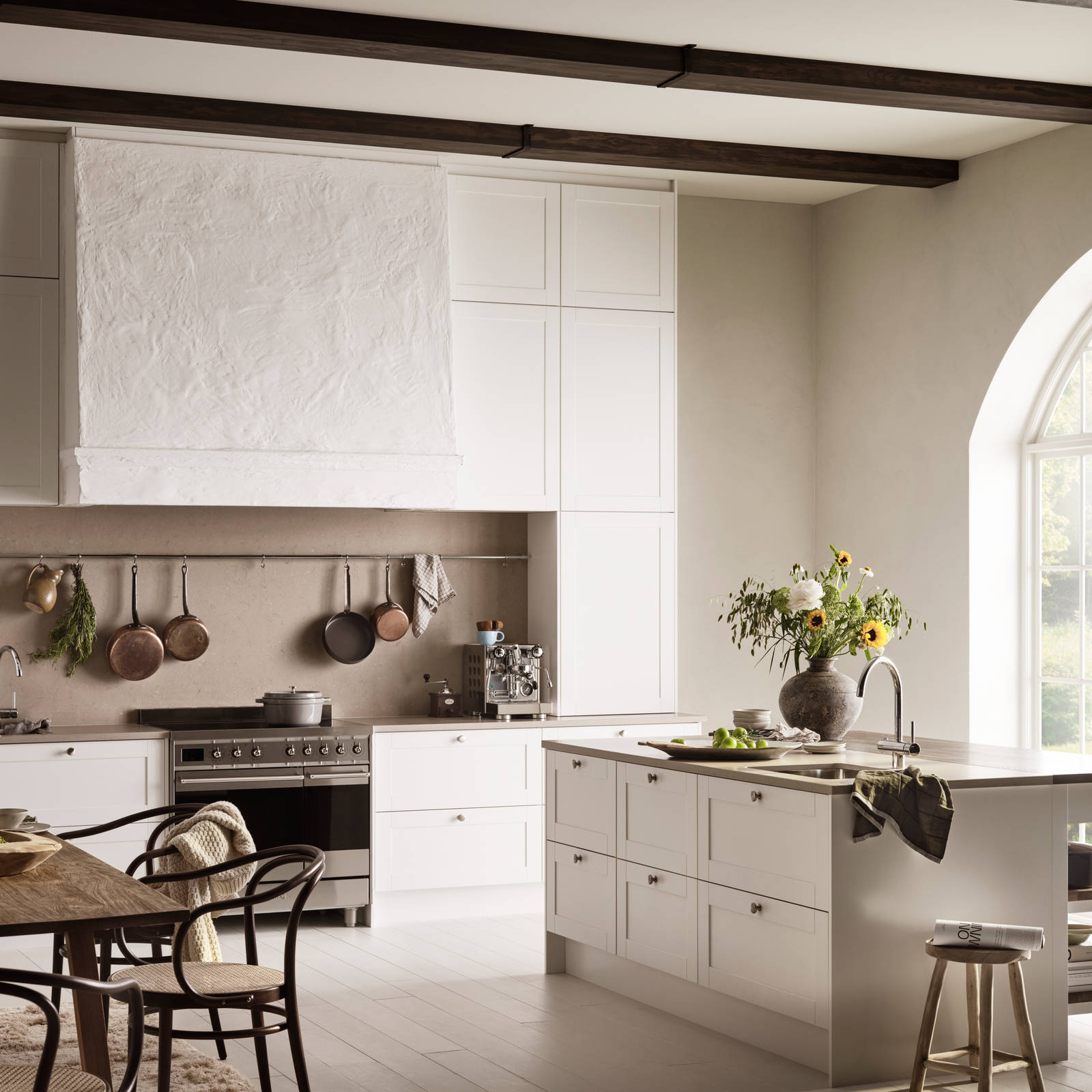 Marbodal Form Frost- ett modernt lantligt kök med köksö stänkskydd samt bänkskiva i kvartskomposit och massiv träskiva