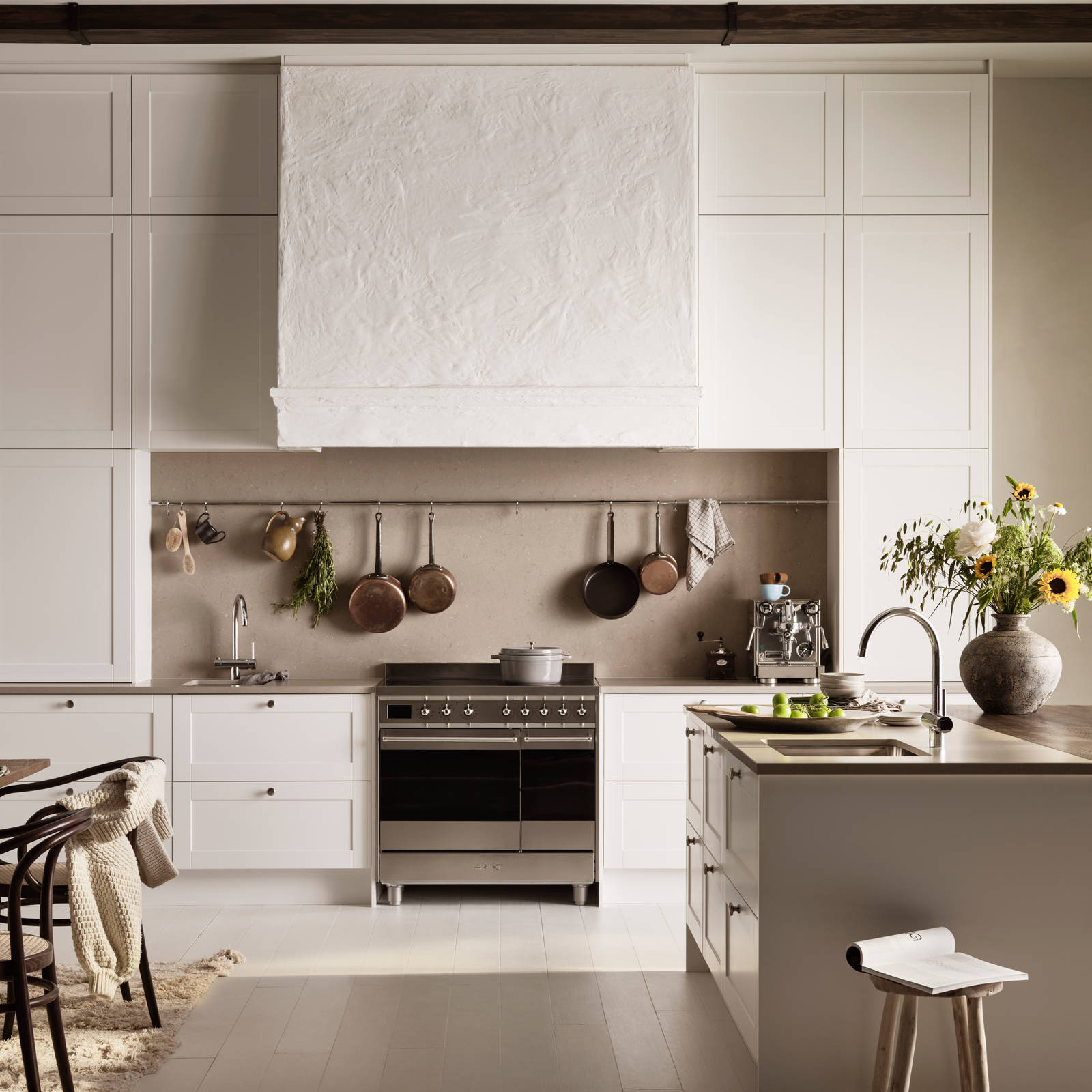 Marbodal Form Frost- ett modernt lantligt kök med köksö stänkskydd samt bänkskiva i kvartskomposit och massiv träskiva
