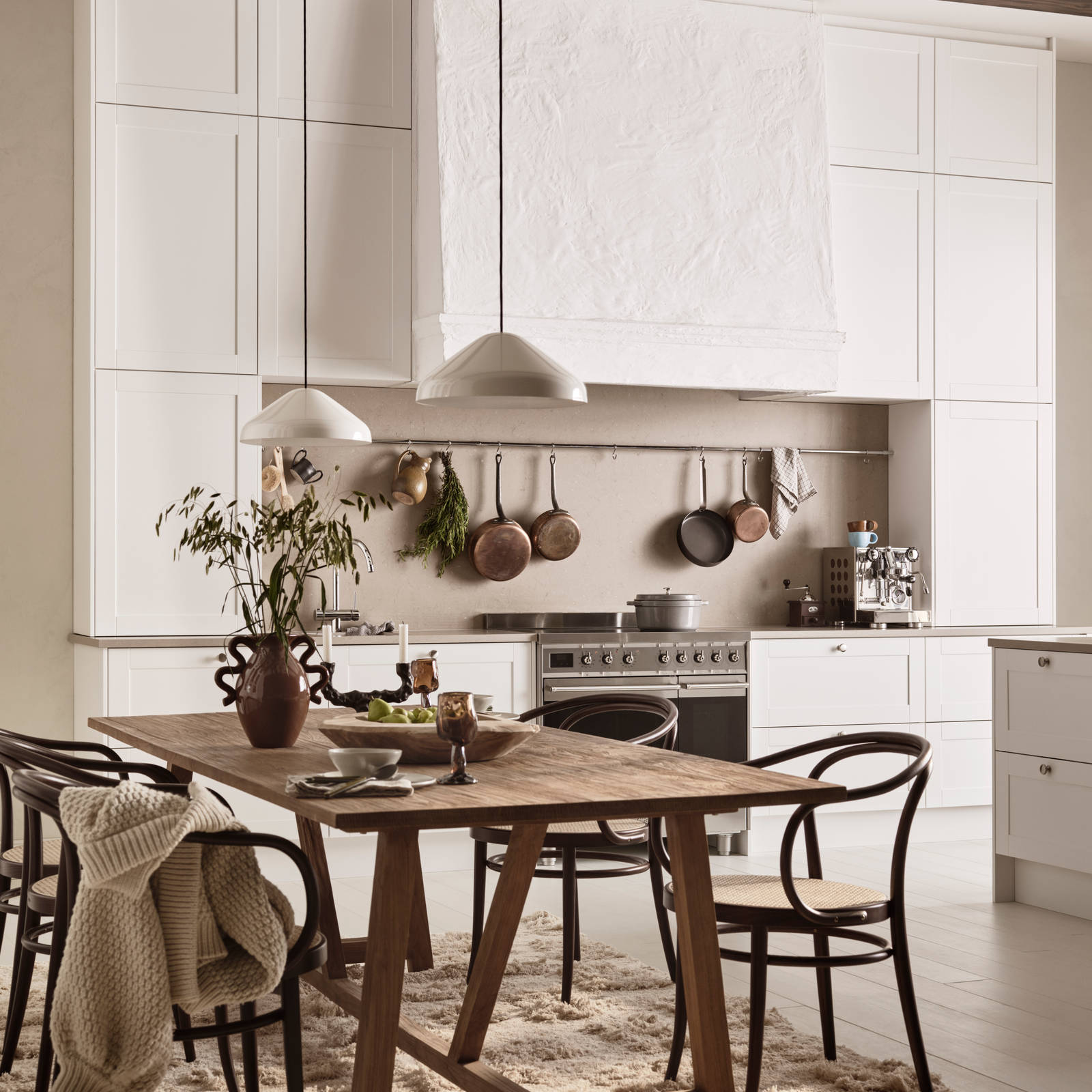 Marbodal Form – kök med köksö målad i vit kulör, stenbänkskiva Beach Clay, knopp Nav