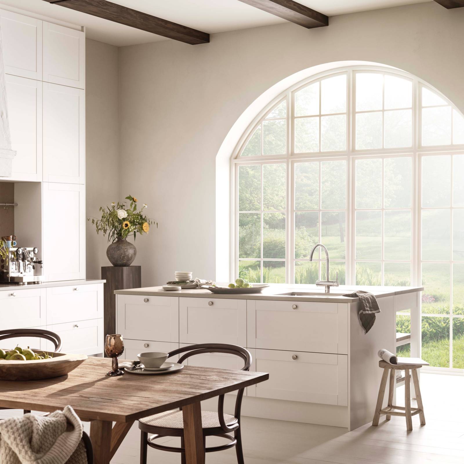 Scala er en tidløs kjøkkenmodell med sine karakteristiske slette fyllinger. Modellen passer like godt til moderne som klassiske kjøkken.