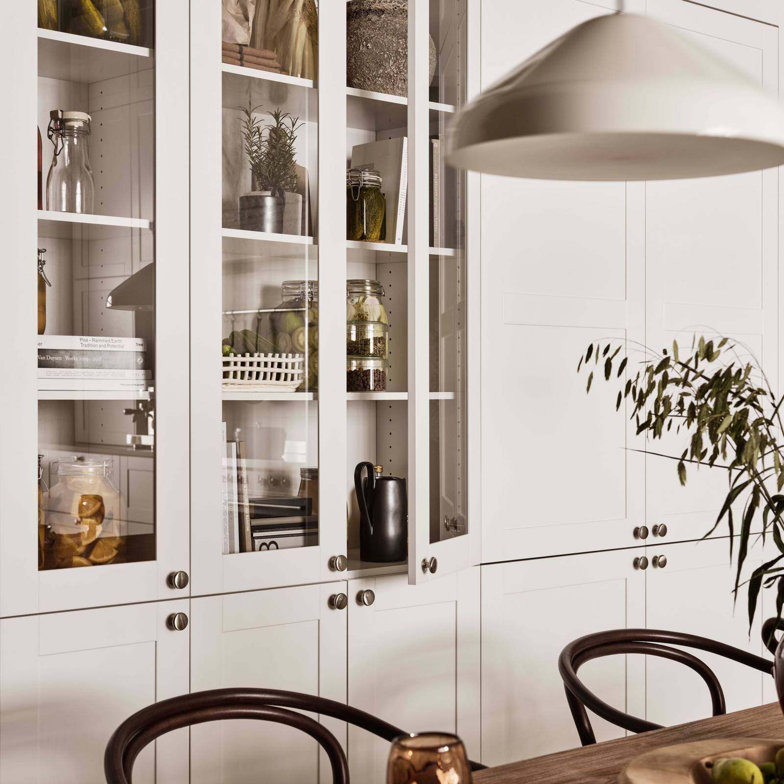 Scala er en tidløs kjøkkenmodell med sine karakteristiske slette fyllinger. Modellen passer like godt til moderne som klassiske kjøkken.