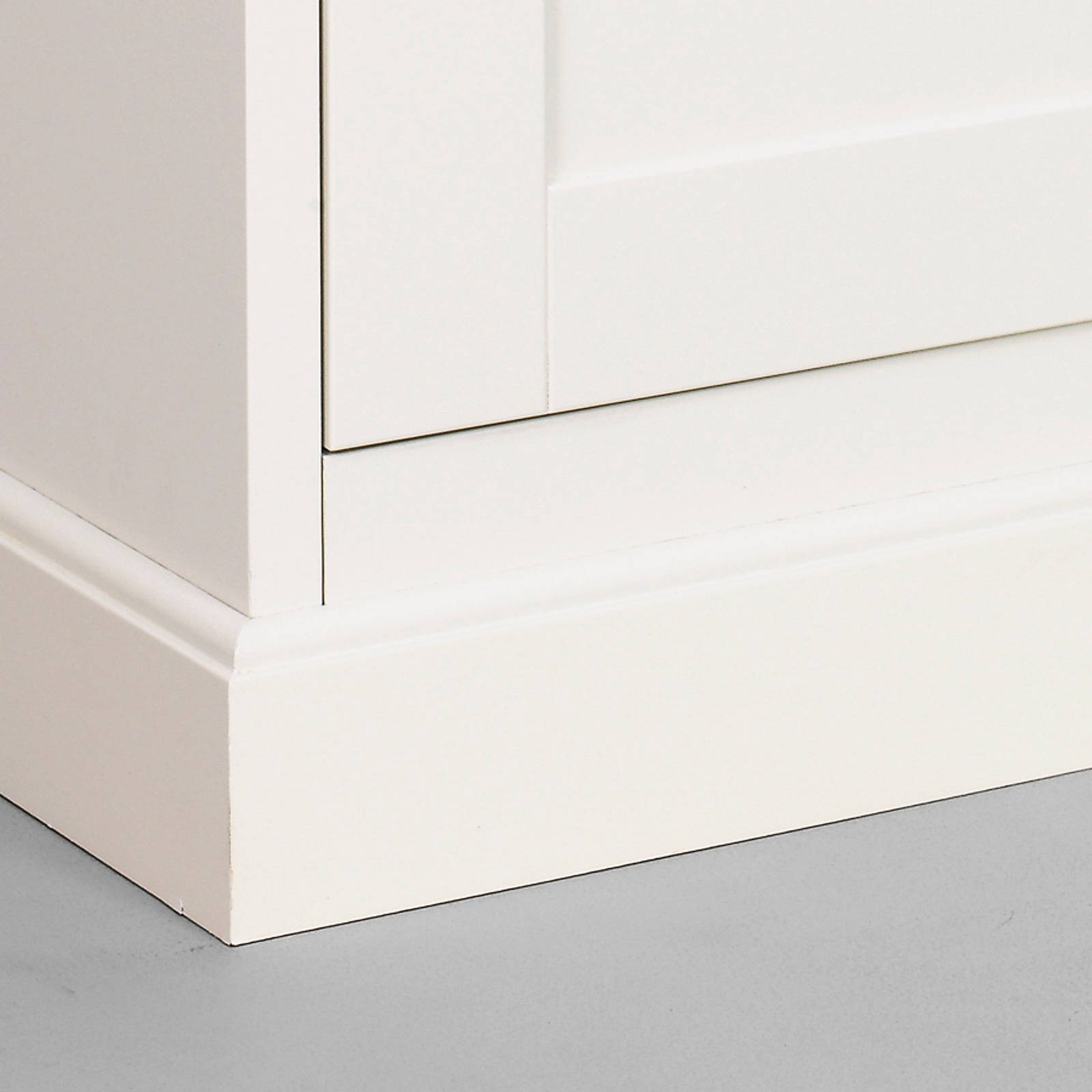 Shakerstil på sokkel med dekorlist norema kjøkken