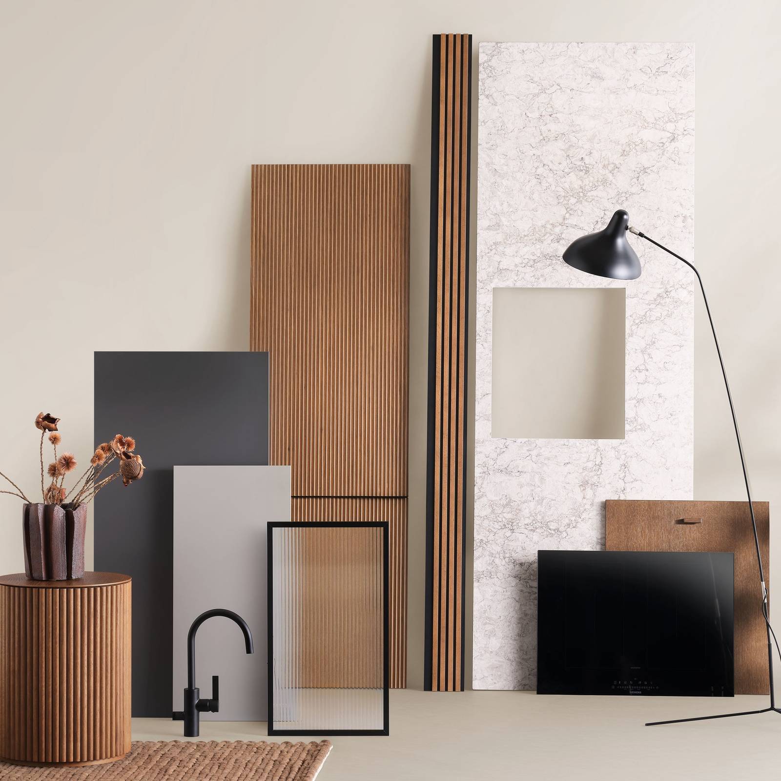 Køkkenlåge i rillet brunbejdset eg, vitrinelåge med rillet glas og sort metalramme, bordplade i hvid og grå marmor