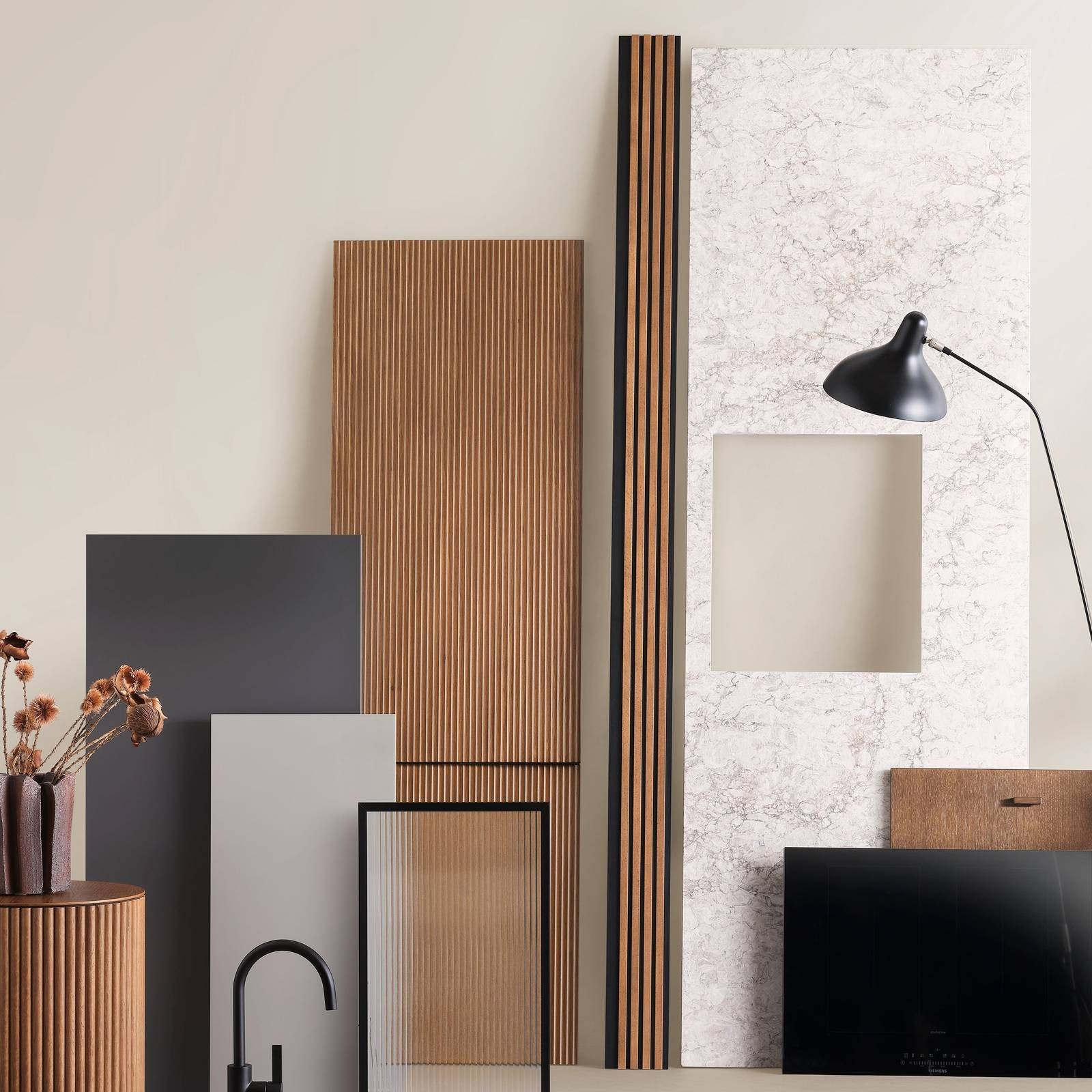 Køkkenlåge i rillet brunbejdset eg, vitrinelåge med rillet glas og sort metalramme, bordplade i hvid og grå marmor