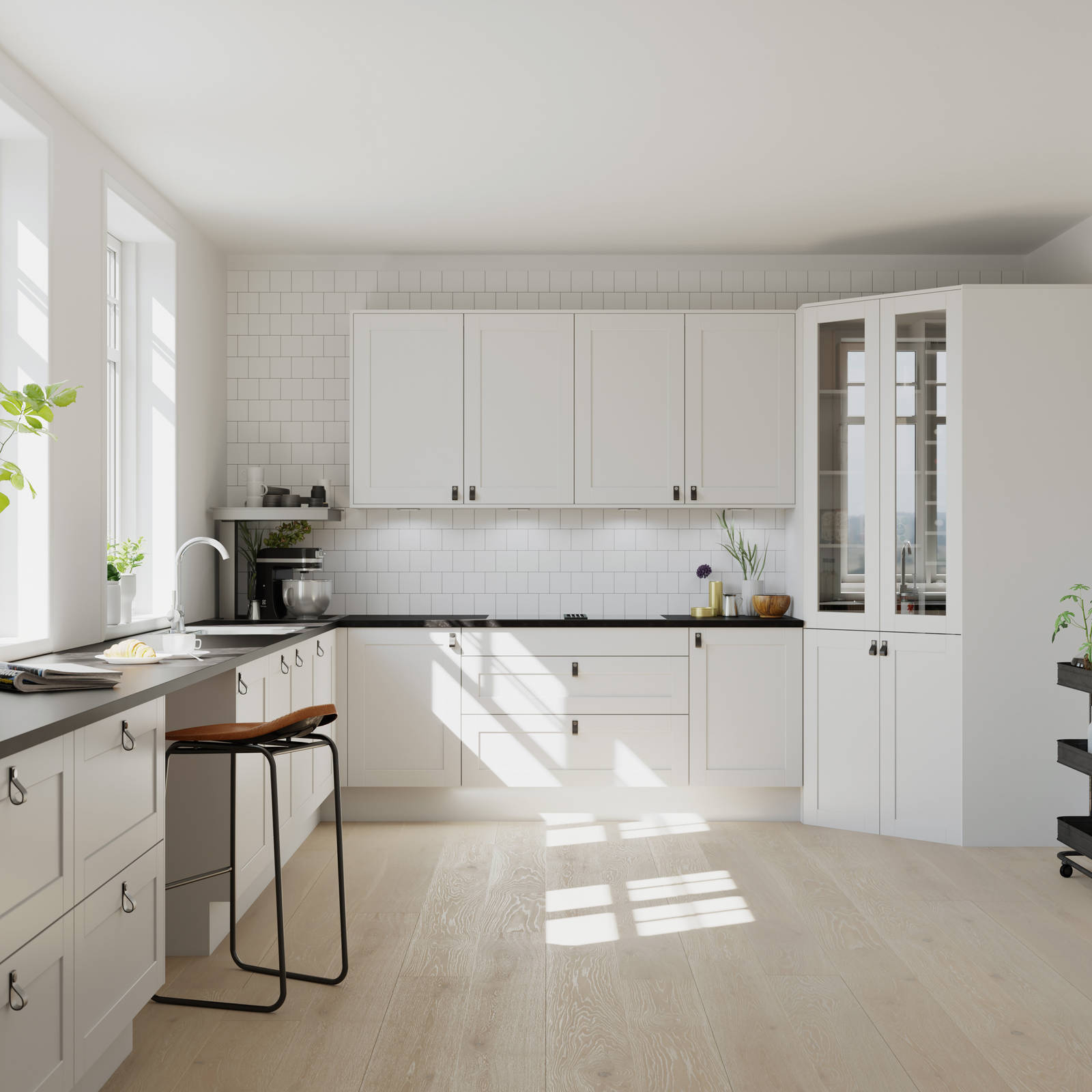 Hvit kjøkken i shakerstil, front med ramtre og slett fylling med sort benkeplate og håndtak