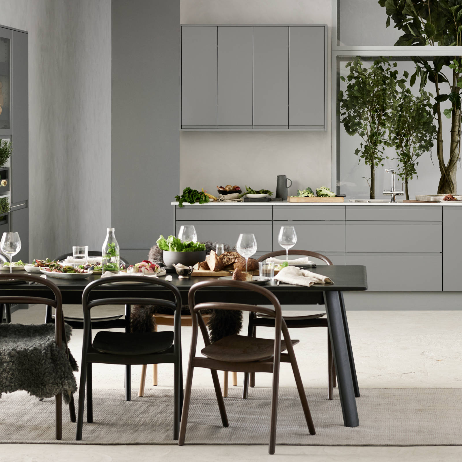 Marbodal Viken Åska - kök med integrerat fräst grepp i köksluckan.