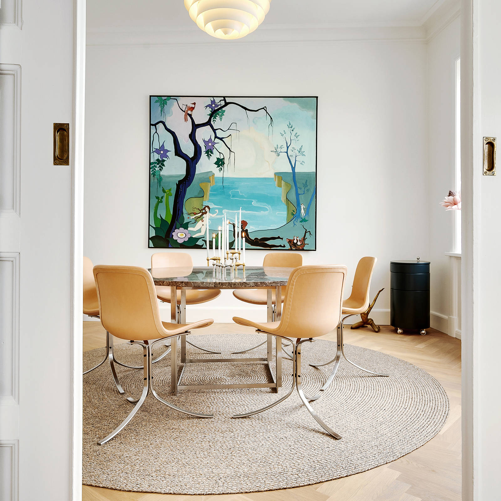 Maleri af kunstner Louis Rosen Schmidt fra 1970 pryder endevæggen i parrets spisestue