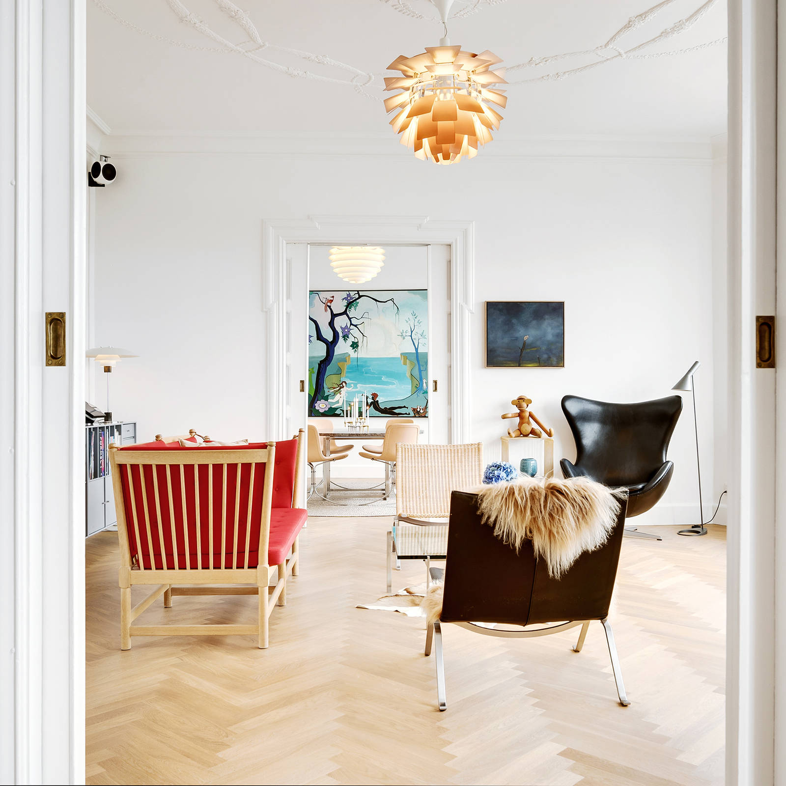 Herskabslejligheden har tre stuer en-suite, der er indrettet med kunst og danske designklassikere